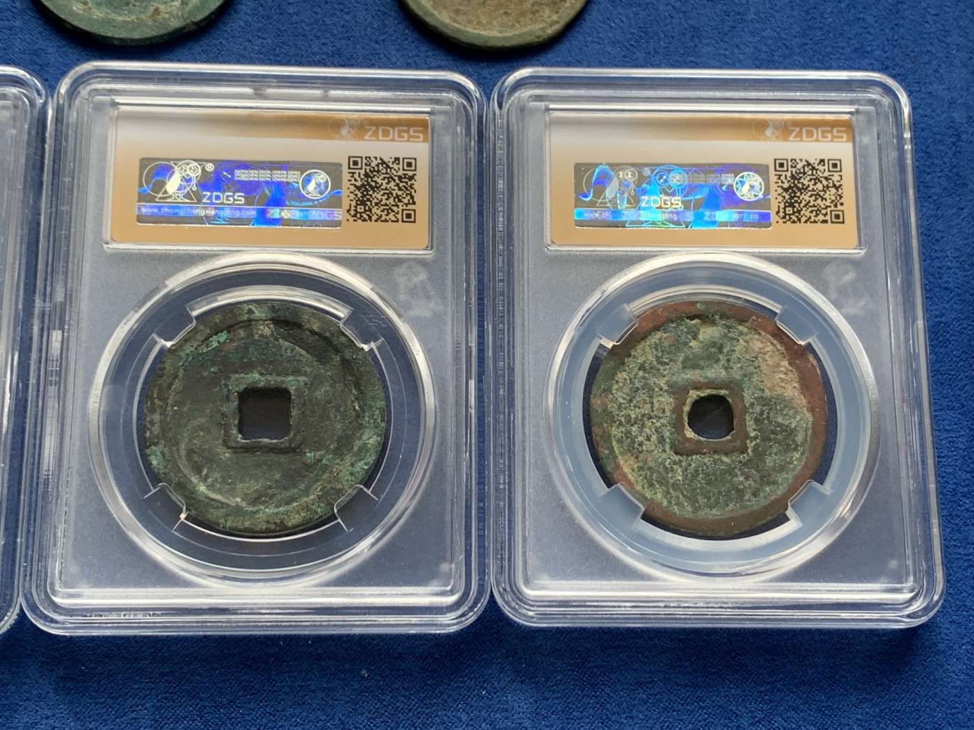 《竞宝斋》第261场-周日，周一，周二 3场连拍 (全场包邮) 5枚一组 崇宁重宝，3枚评级的是一坑，锈色字口不错，版别好，黑漆古。裸币为长字美制和短宝，原状态好品，细节见图。