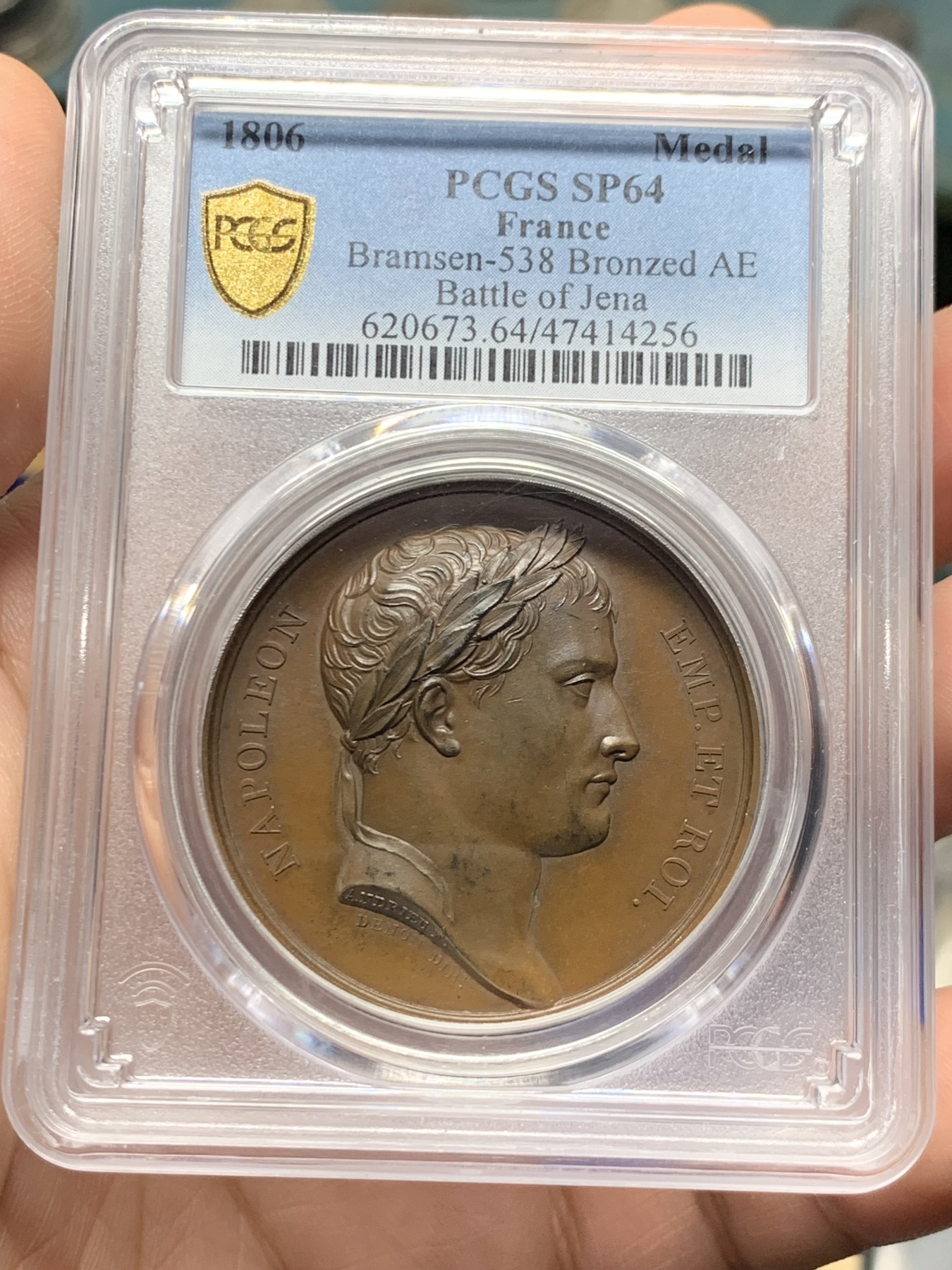 《竞宝斋》第261场-周日，周一，周二 3场连拍 (全场包邮) PCGS SP64 法国1806年拿破仑一世耶拿战役原铸铜章 拿破仑身披斗篷骑鹰凌空 手持闪电击倒地上三名巨人 场面英武壮阔 肌肉线条优美 该战役是拿破仑大破普军经典战役 也是拿章经典