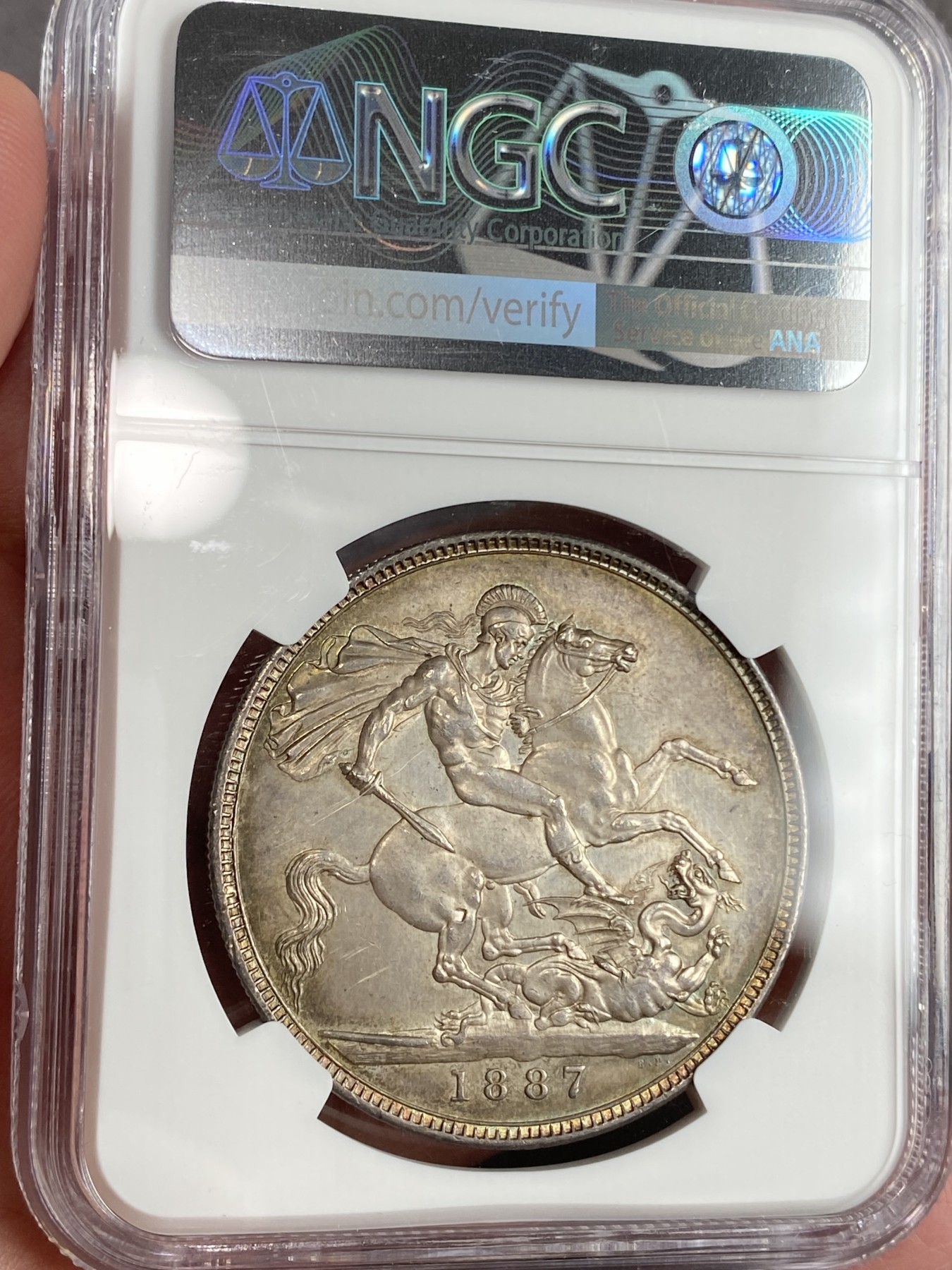 万国钱币拍卖第024期（诸神之战） NGC MS62 1887年英国维多利亚女皇高冠马剑1克朗 原味包浆升值品种