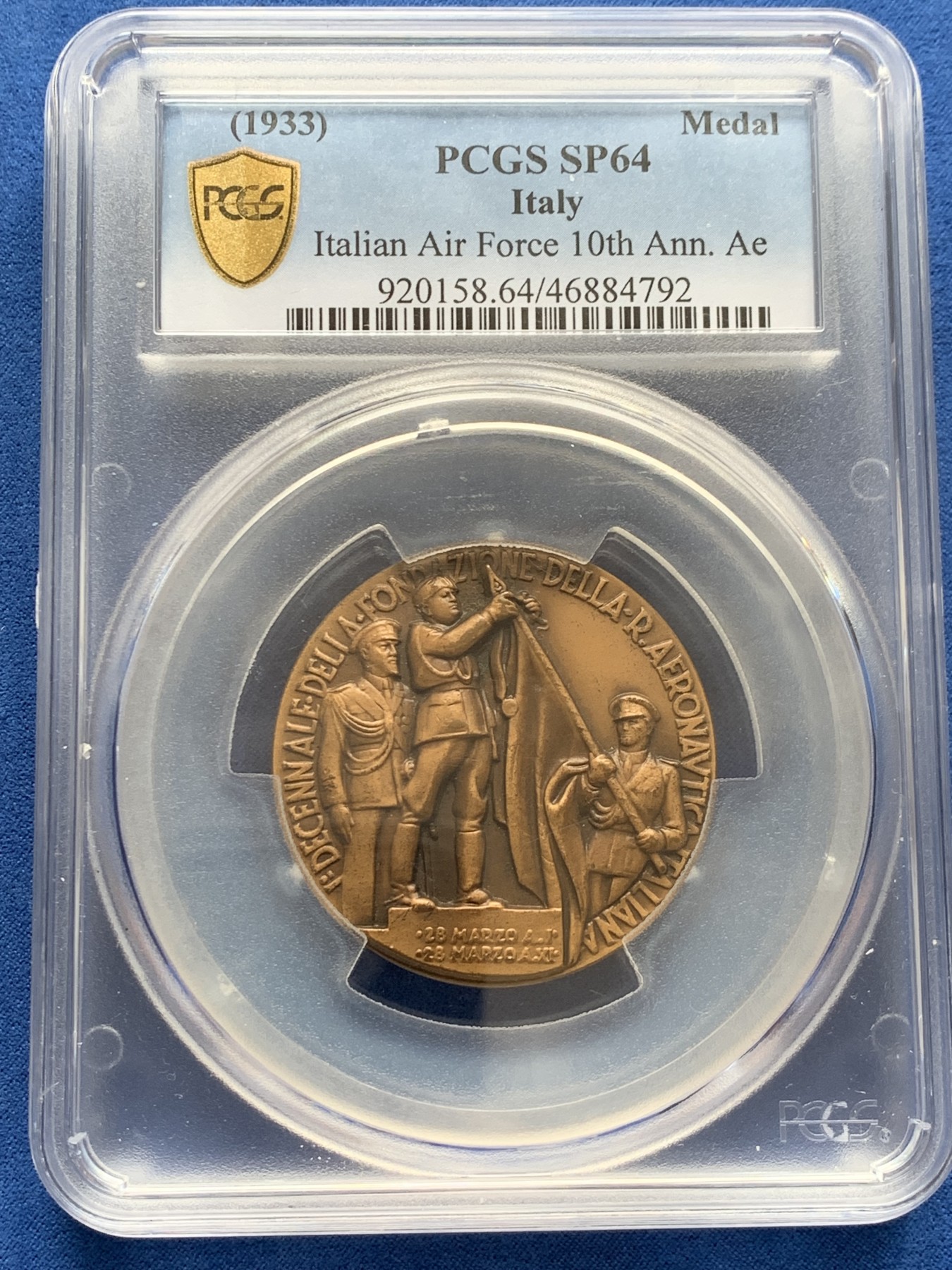 《竞宝斋》第261场-周日，周一，周二 3场连拍 (全场包邮) 唯一冠军分 PCGS SP64 意大利1933年空军十周年纪念大铜章 背面战机编队 铭文：我们将再不会折翼！ 高浮雕稀少品种