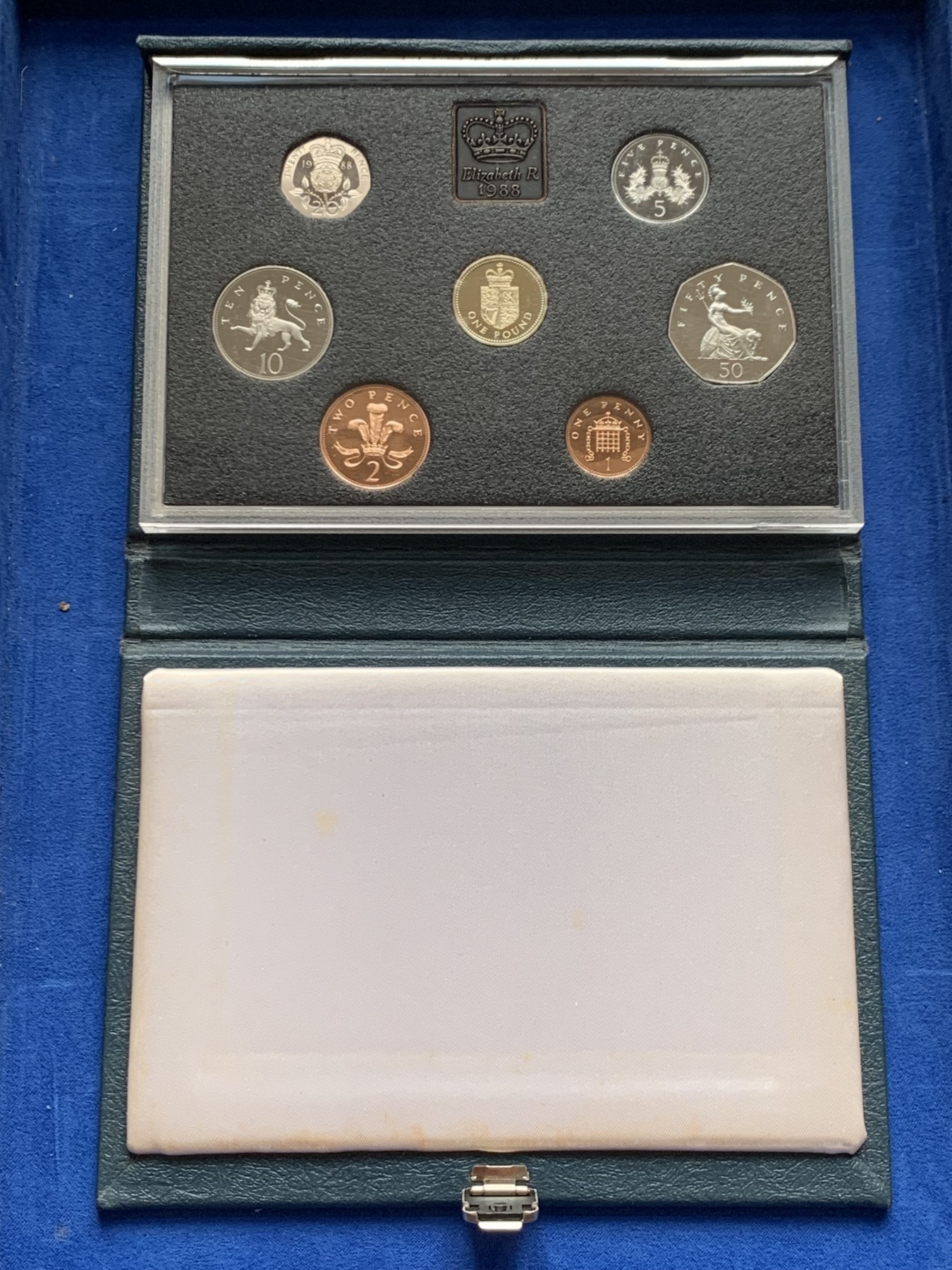 《竞宝斋》第261场-周日，周一，周二 3场连拍 (全场包邮) 英国1988年7枚装精制套币 proof set 盾徽一英镑