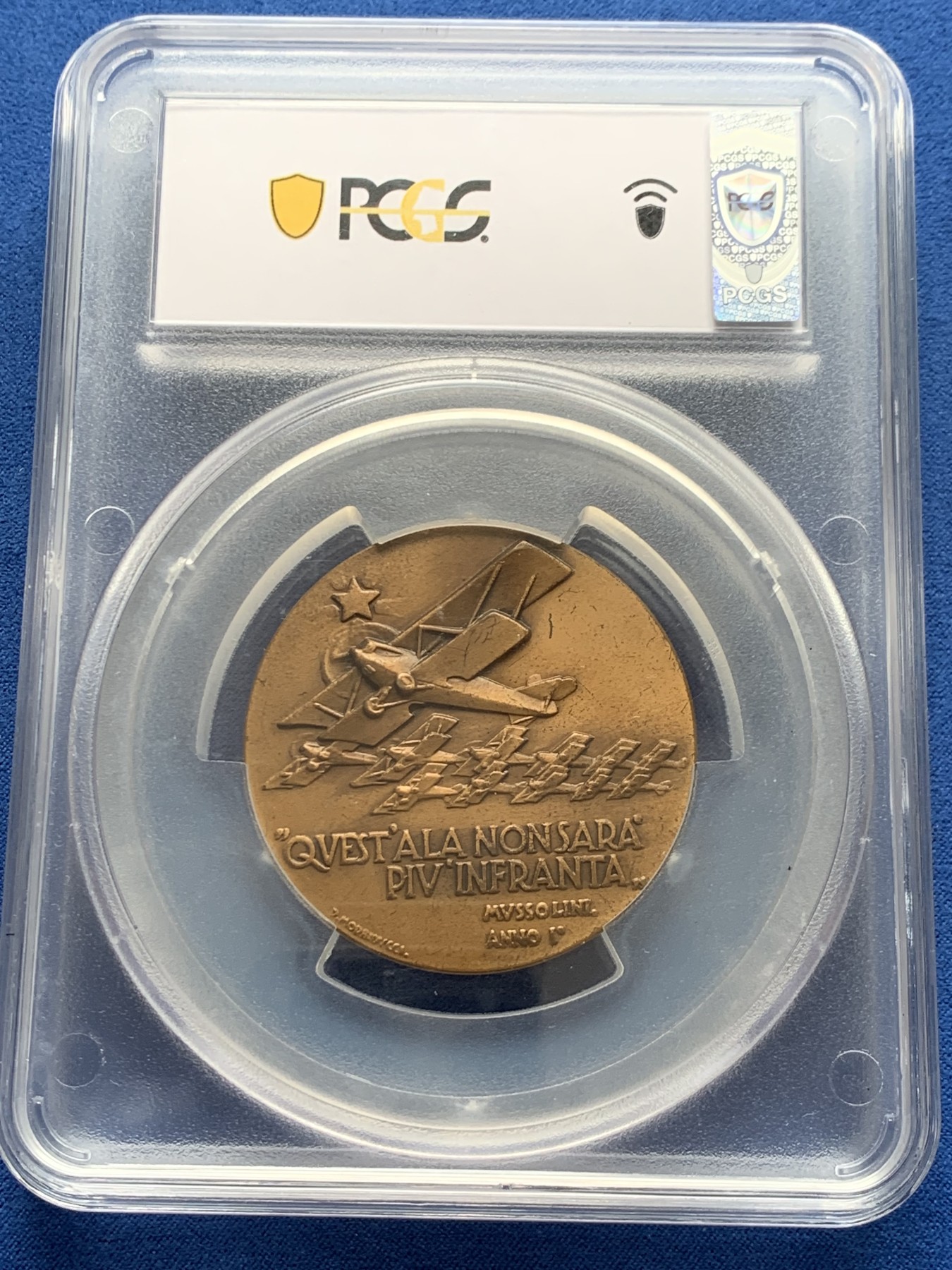 《竞宝斋》第261场-周日，周一，周二 3场连拍 (全场包邮) 唯一冠军分 PCGS SP64 意大利1933年空军十周年纪念大铜章 背面战机编队 铭文：我们将再不会折翼！ 高浮雕稀少品种