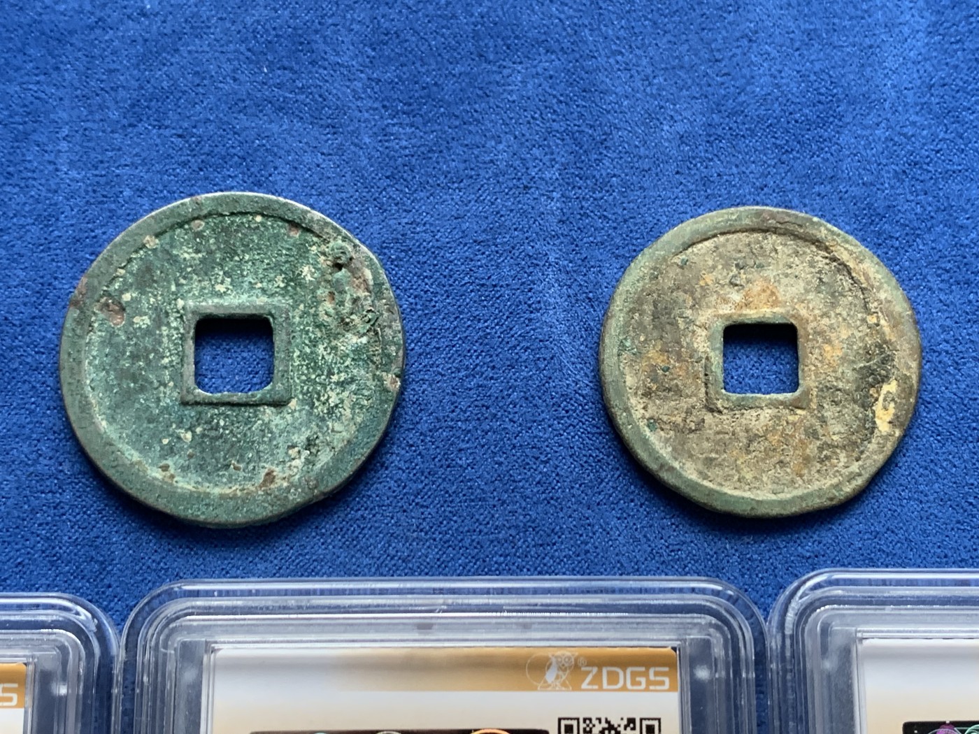 《竞宝斋》第261场-周日，周一，周二 3场连拍 (全场包邮) 5枚一组 崇宁重宝，3枚评级的是一坑，锈色字口不错，版别好，黑漆古。裸币为长字美制和短宝，原状态好品，细节见图。