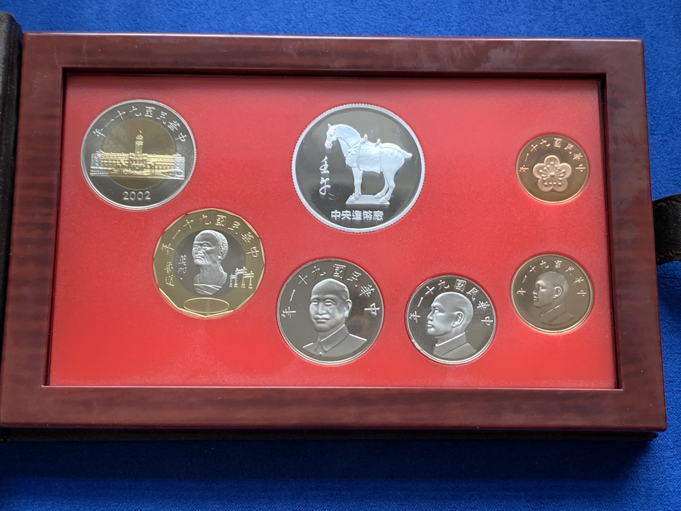 《竞宝斋》第261场-周日，周一，周二 3场连拍 (全场包邮) 台湾省民国九十一年第一轮马年精致套币 含二分之一盎司大银章 少见生肖