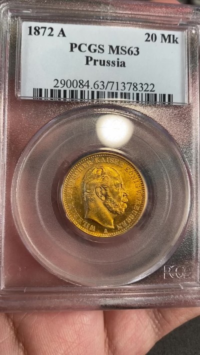 万国钱币拍卖第024期（诸神之战） PCGS MS63 1872年德国普鲁士威廉一世短翅20马克金币 经典品种配经典PC白盒，状态喜人，应该有得+，好品非常难得的短翅金马克，更高分仅9枚，7.96g，900金。