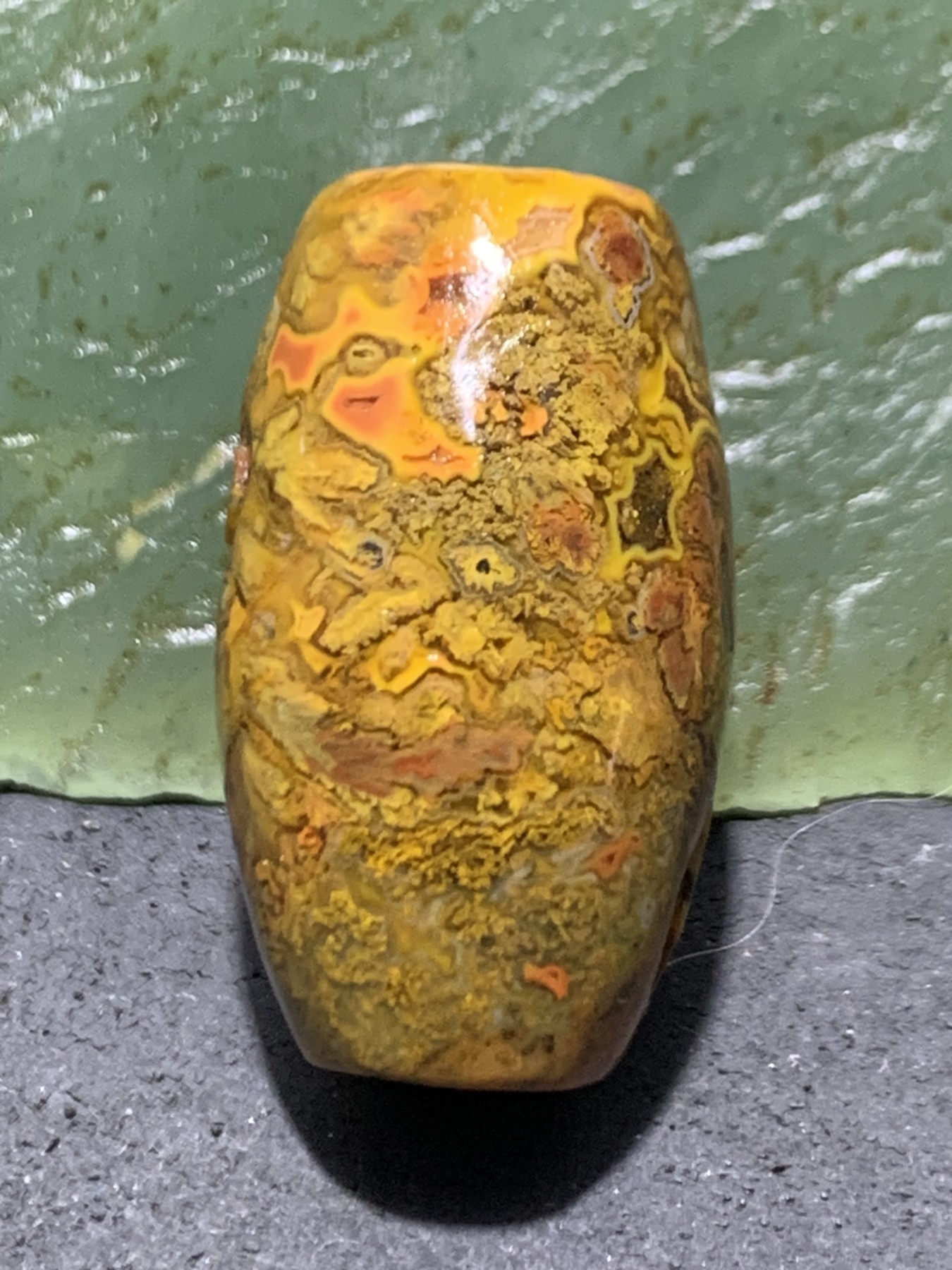 亚光草花纹战国红玛瑙手工俏色巧雕鼠来宝桶珠一个，