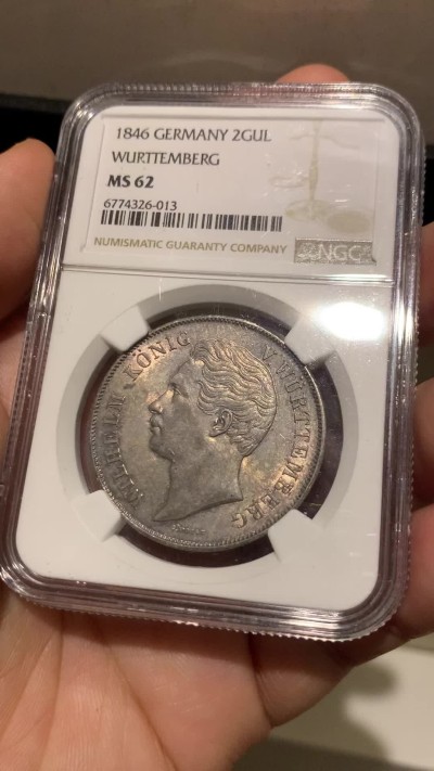 《竞宝斋》第261场-周日，周一，周二 3场连拍 (全场包邮) 季军分 NGC MS62 德国符腾堡1846年狮鹿2盾（2古尔登）银币，原味厚重包浆，稀少品种，设计大气精美，状态极佳，2盾流通充分上ms较少，HA-N62分的符腾堡2盾成交价约为5600元。