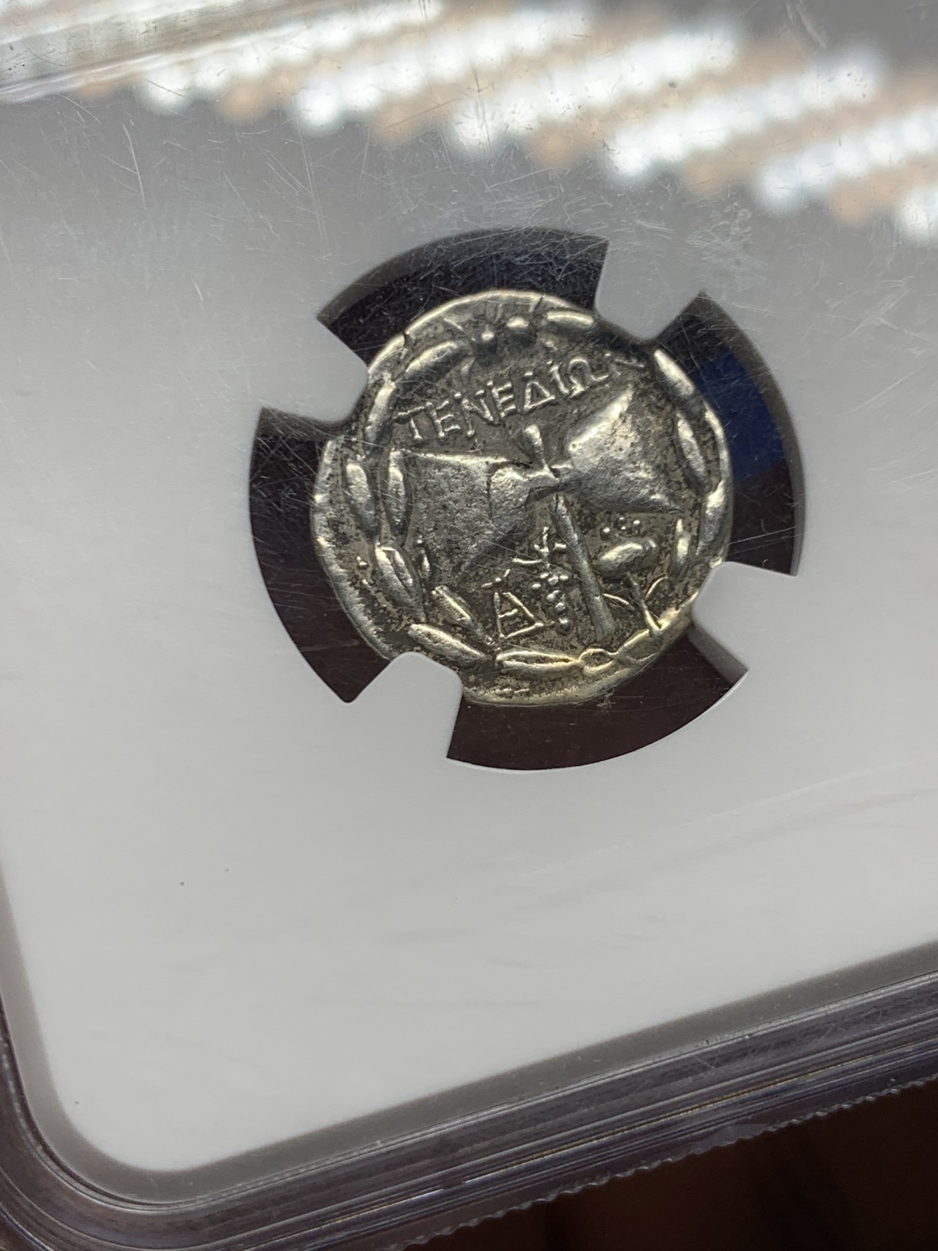 《竞宝斋》第261场-周日，周一，周二 3场连拍 (全场包邮) NGC CH VF 古希腊双面神银币，非常少见品特罗亚群岛。特尼杜斯。约2-1世纪 BC.AR 德拉克姆。果馅饼。（赫拉和宙斯)双斧;△字母组合和左边是葡萄串，右边是ys花，都在月桂树内花圈。