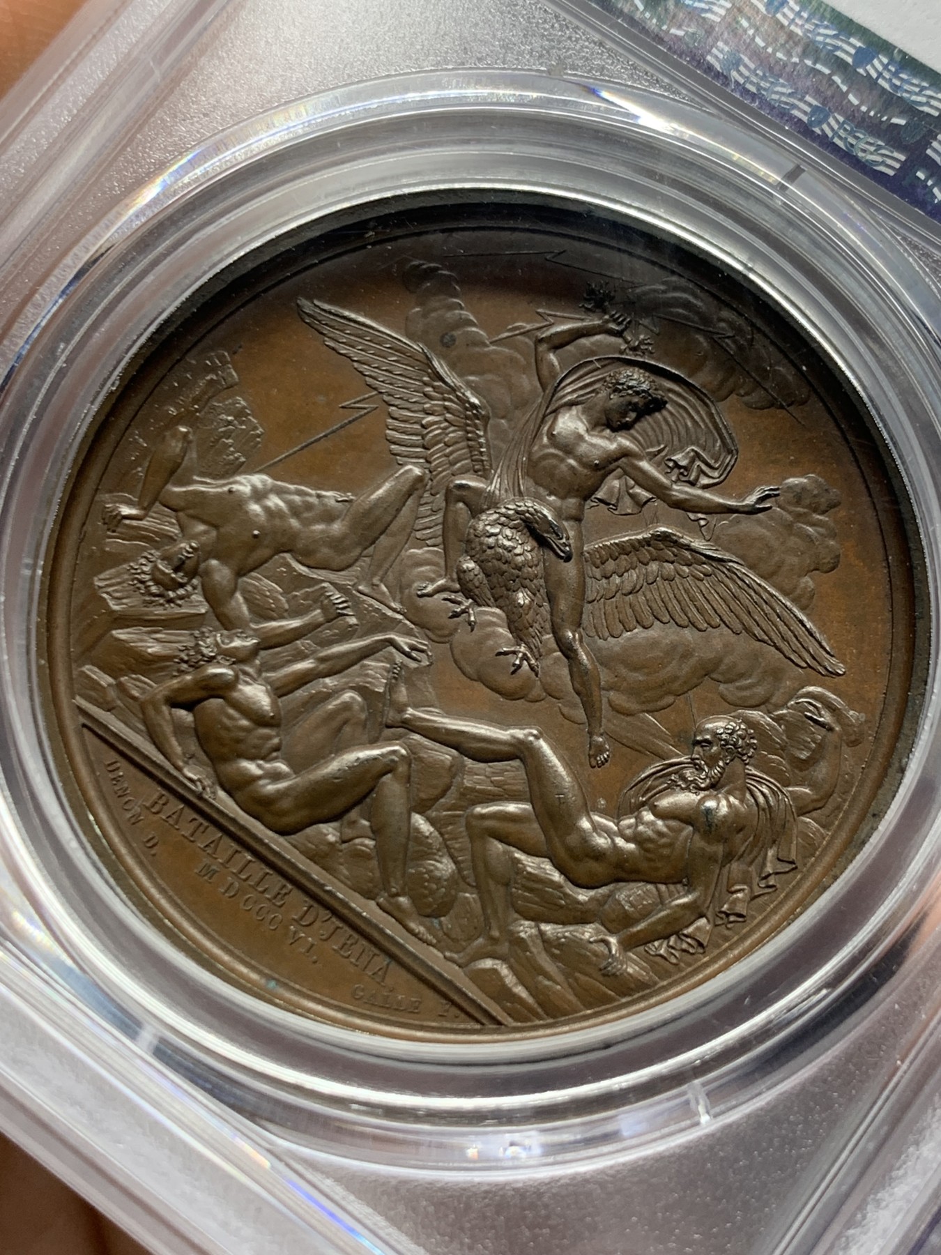 《竞宝斋》第261场-周日，周一，周二 3场连拍 (全场包邮) PCGS SP64 法国1806年拿破仑一世耶拿战役原铸铜章 拿破仑身披斗篷骑鹰凌空 手持闪电击倒地上三名巨人 场面英武壮阔 肌肉线条优美 该战役是拿破仑大破普军经典战役 也是拿章经典