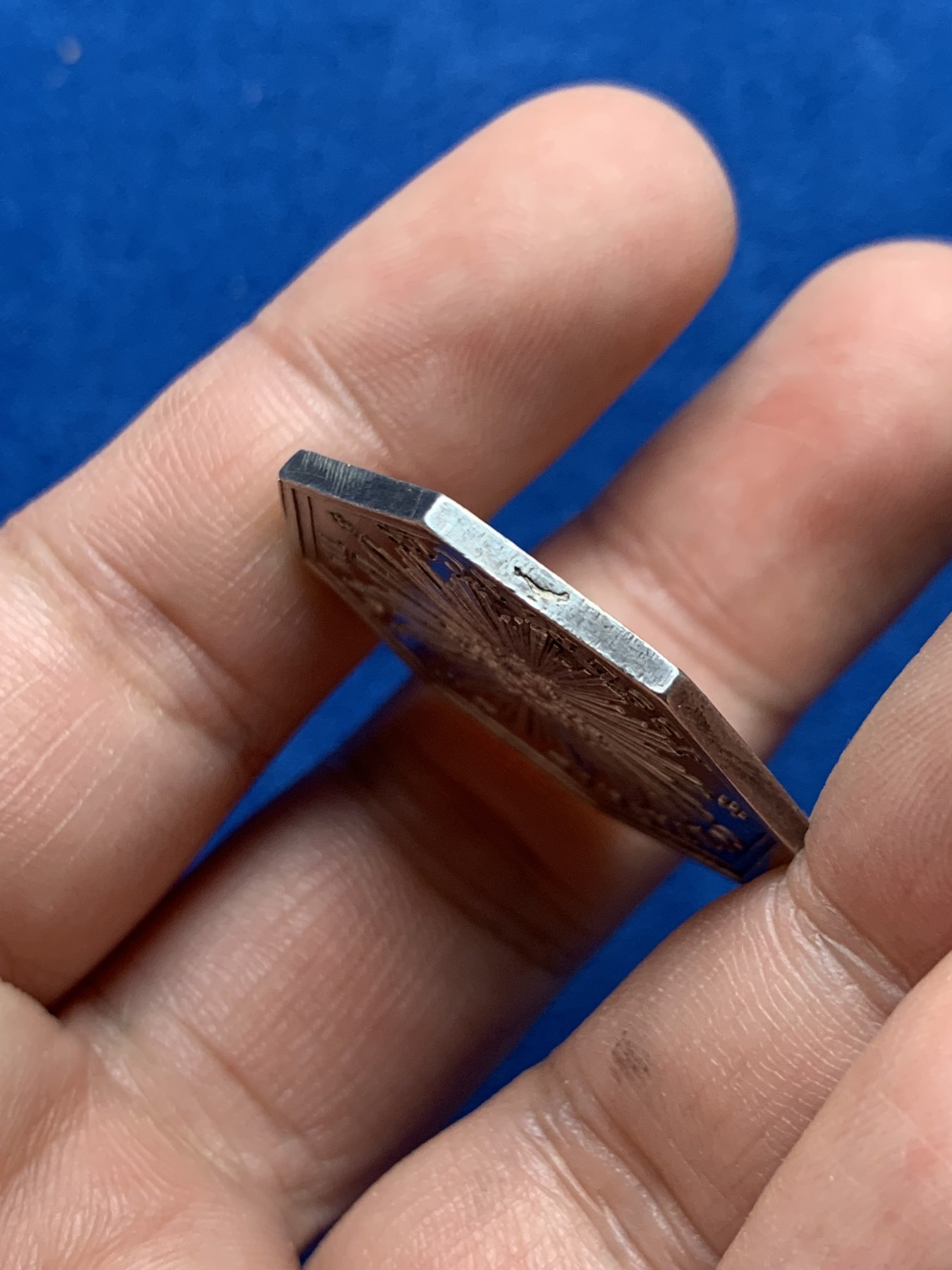 《竞宝斋》第261场-周日，周一，周二 3场连拍 (全场包邮) 法国1832至1841年 菲利普美杜莎美女蛇银质八角代币 重10.13克 对角直径33.1mm 神灯边铭  细节好 少见品种