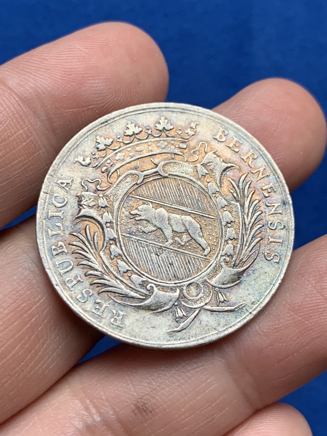 《竞宝斋》第261场-周日，周一，周二 3场连拍 (全场包邮) 瑞士伯尔尼学院银质纪念章 直径约34mm 重约 13.5克 细节见图