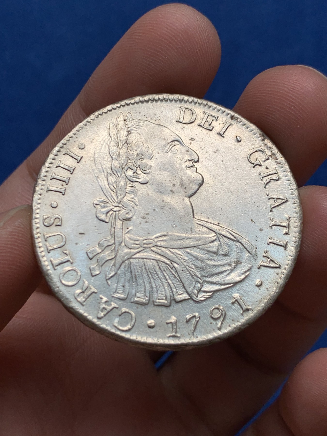 《竞宝斋》第261场-周日，周一，周二 3场连拍 (全场包邮) 墨西哥 1791年早期年份 卡四 双柱大银币 整体带光 背面皇冠边上有掉皮