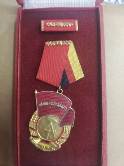 荷兰勋赏制服交流第95场拍卖 - 东德三级劳红带盒