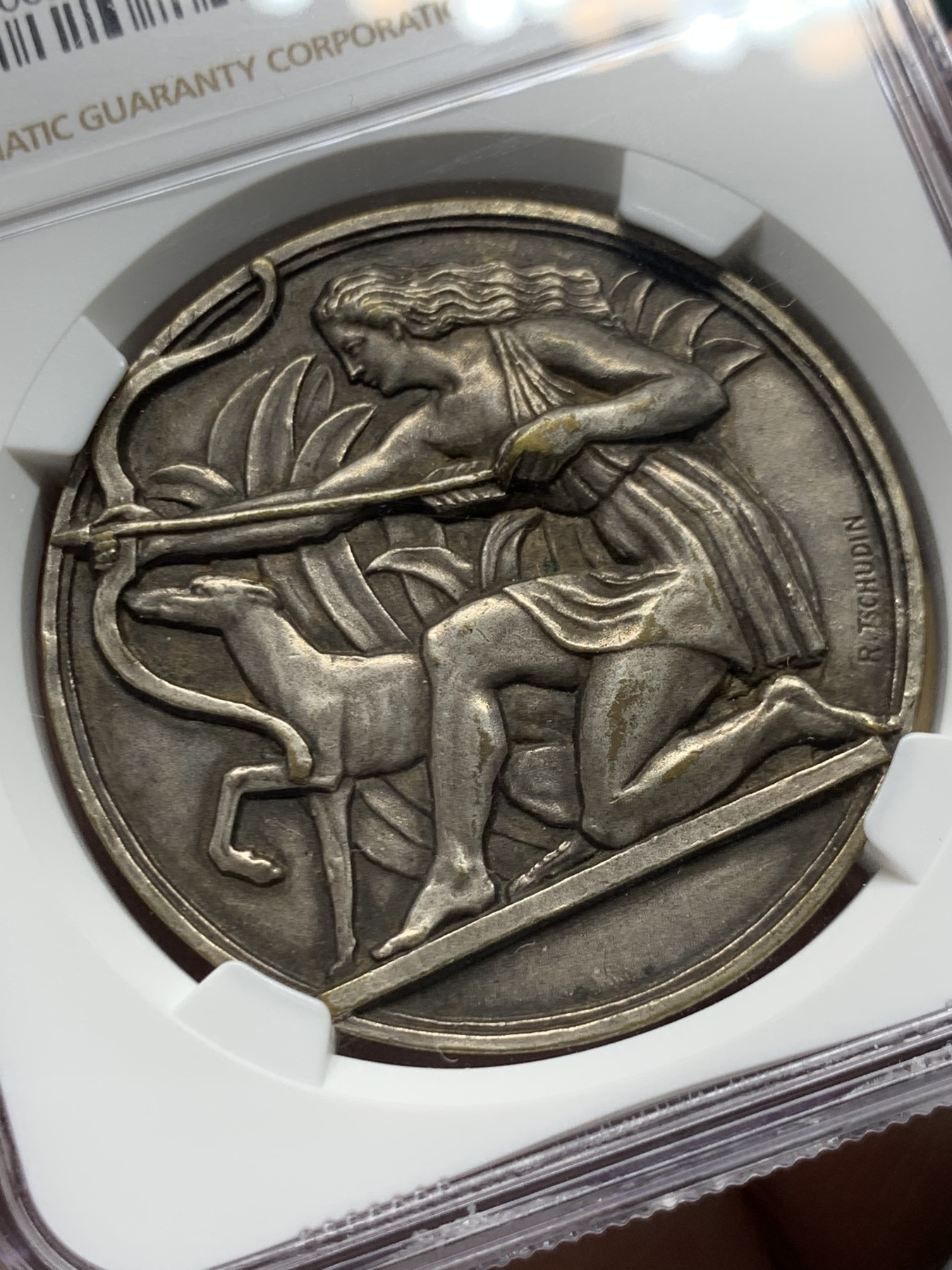 《竞宝斋》第261场-周日，周一，周二 3场连拍 (全场包邮) NGC MS63 法国20世纪初狩猎女神镀银大铜章，正面为女神阿尔忒弥斯，长发飘飘，引导猎犬，挽弓搭箭。线条凝炼优美，动感十足，立体高浮雕。