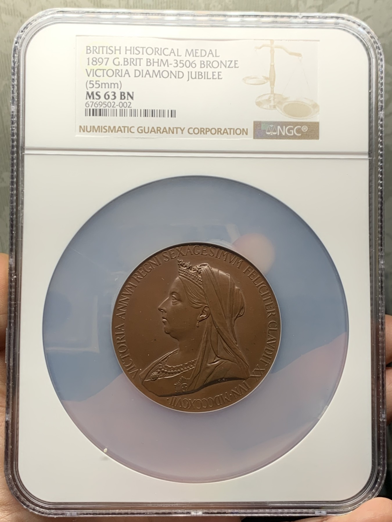 《竞宝斋》第261场-周日，周一，周二 3场连拍 (全场包邮) NGC MS63BN 英国 维多利亚登基60周年官方纪念章 55MM 小维的风华青春和披纱的中年母仪 高分状态好 大章大盒压手 大英最辉煌的60年 尽在维多利亚