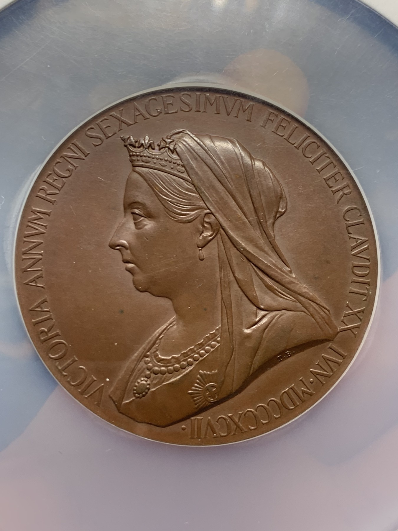 《竞宝斋》第261场-周日，周一，周二 3场连拍 (全场包邮) NGC MS63BN 英国 维多利亚登基60周年官方纪念章 55MM 小维的风华青春和披纱的中年母仪 高分状态好 大章大盒压手 大英最辉煌的60年 尽在维多利亚