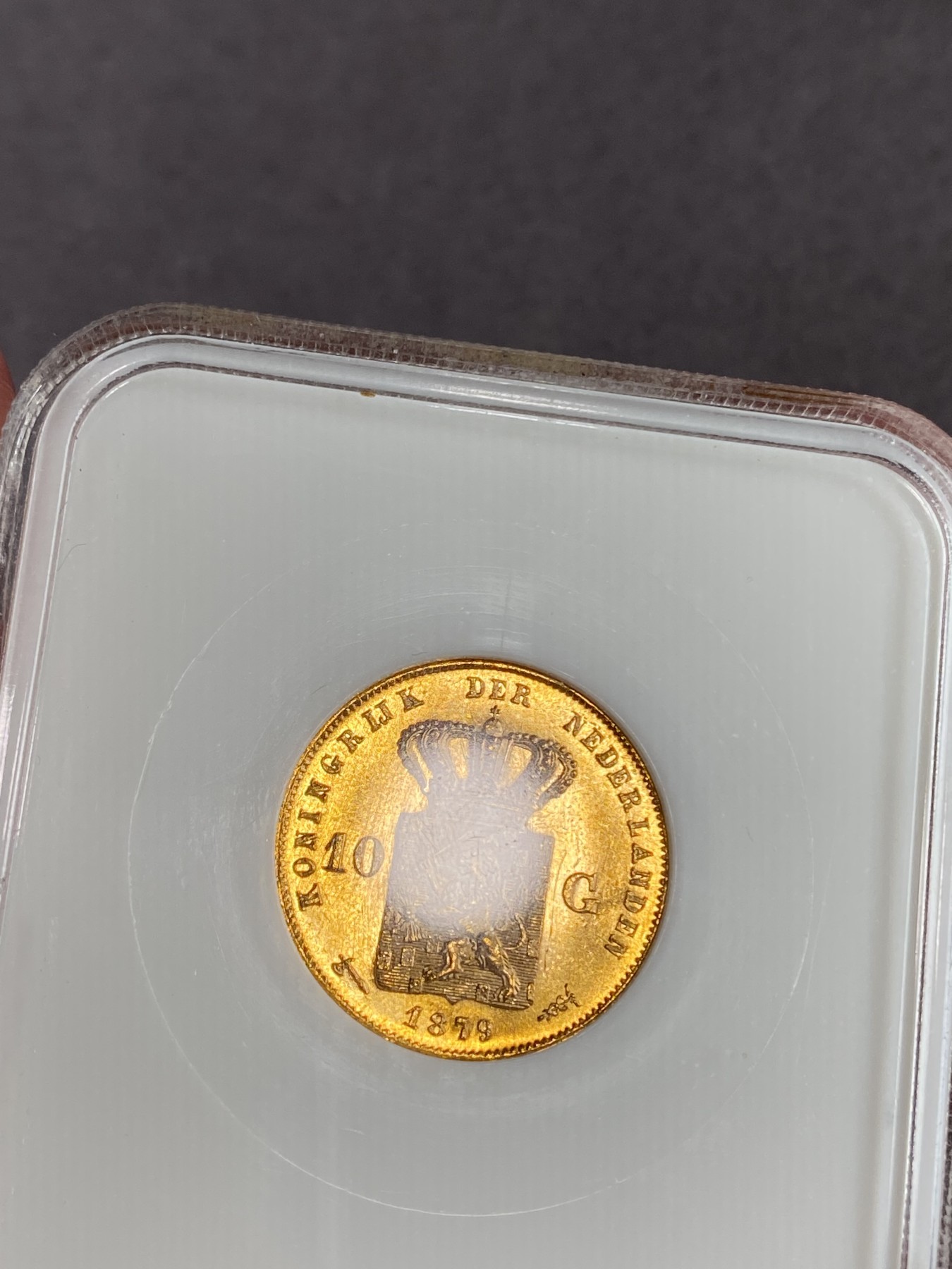 万国钱币拍卖第024期（诸神之战） NGC MS66 1879年荷兰王国威廉三世10盾金币 顶级品相 金光灿灿 6.73g，900金。