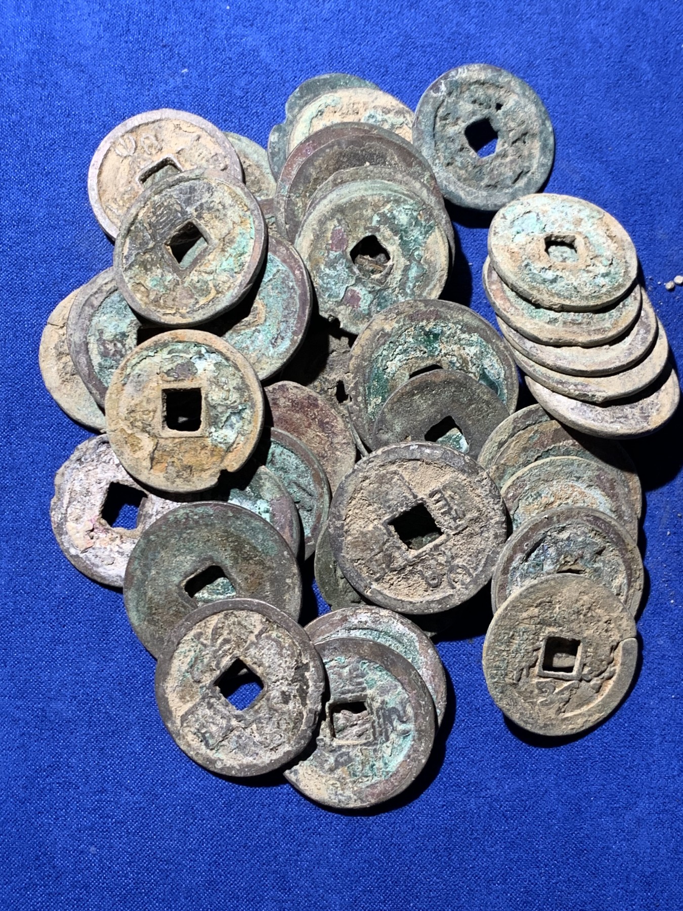 《竞宝斋》第261场-周日，周一，周二 3场连拍 (全场包邮) 南北宋折钱95枚，包含许多宣和，到代绍兴，字口锈色俱佳，也有宣和大折三。漏裂极少，江西坑口，大部分直边未流通状态。