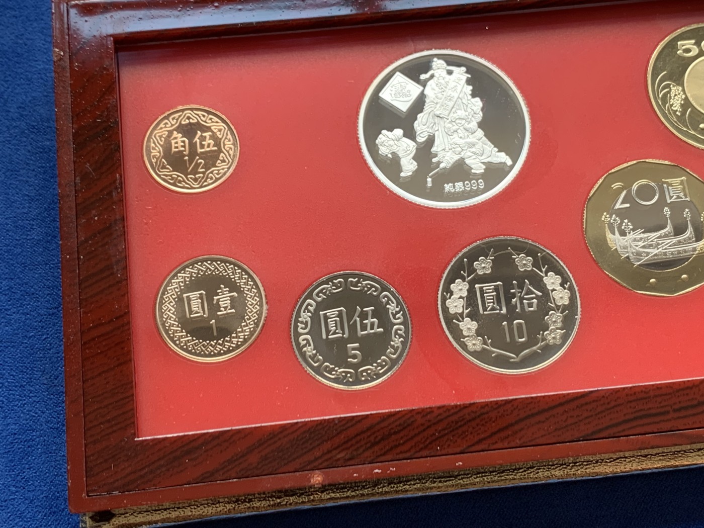 《竞宝斋》第261场-周日，周一，周二 3场连拍 (全场包邮) 台湾省民国九十三年第一轮猴年精致套币 含二分之一盎司大银章 少见生肖