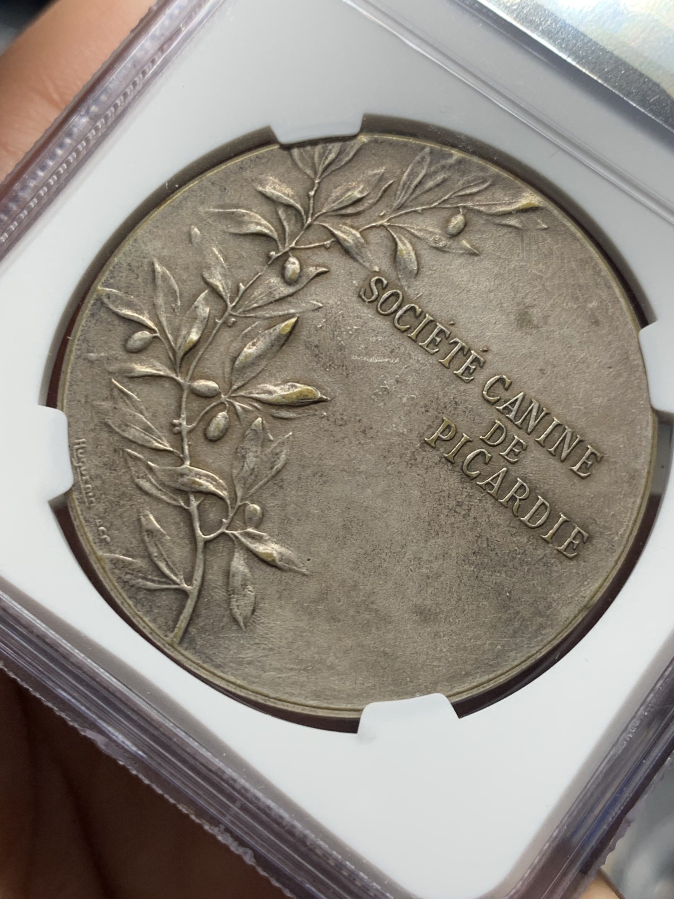 《竞宝斋》第261场-周日，周一，周二 3场连拍 (全场包邮) NGC MS63 法国20世纪初狩猎女神镀银大铜章，正面为女神阿尔忒弥斯，长发飘飘，引导猎犬，挽弓搭箭。线条凝炼优美，动感十足，立体高浮雕。