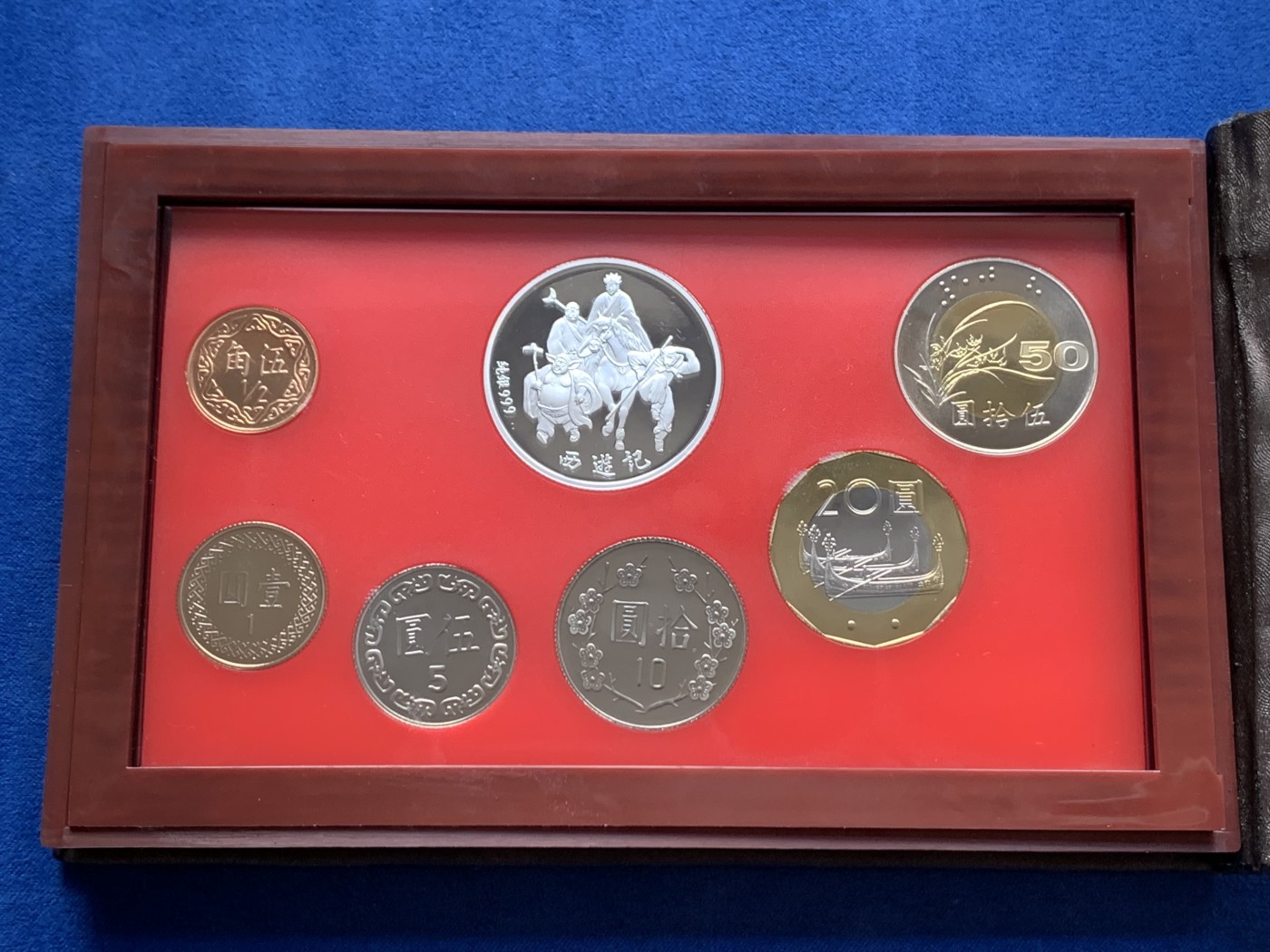 《竞宝斋》第261场-周日，周一，周二 3场连拍 (全场包邮) 台湾省民国九十一年第一轮马年精致套币 含二分之一盎司大银章 少见生肖