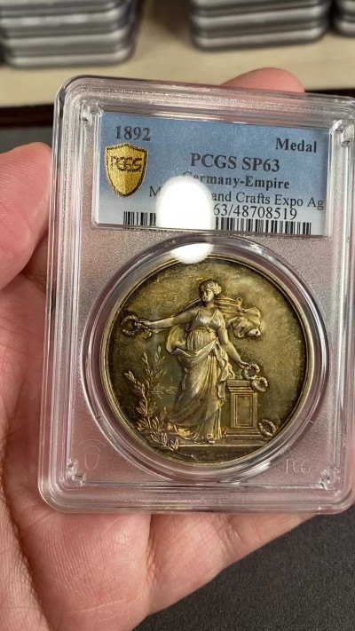 万国钱币拍卖第024期（诸神之战） PCGS SP63 1892年SP63法国梅斯艺术与贸易博览会纪念大银章 PC唯一冠军分 41mm 24.2g 梅斯女神授予花环 极致的炫彩包浆 橡树叶与橄榄枝环绕精致盾徽