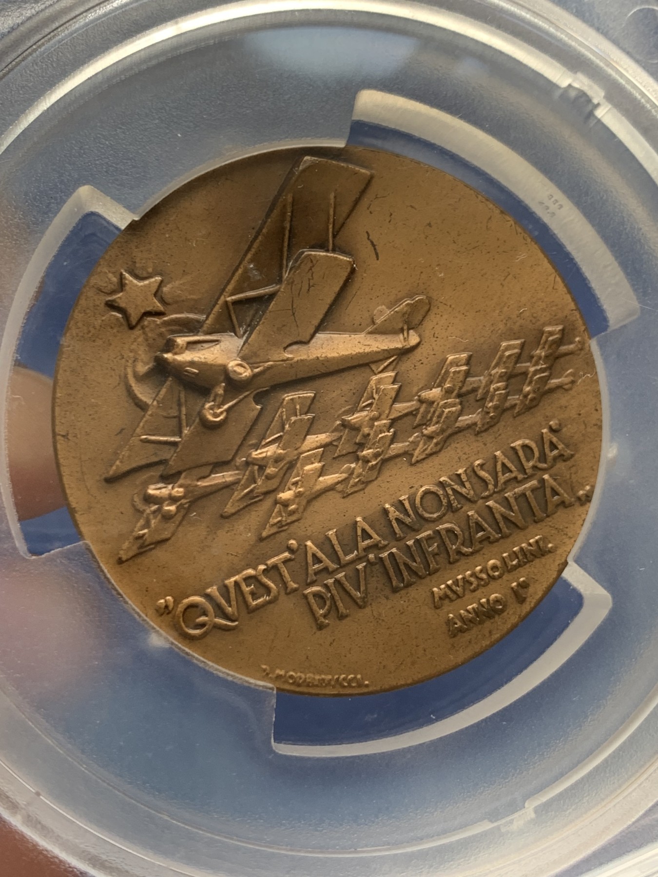 《竞宝斋》第261场-周日，周一，周二 3场连拍 (全场包邮) 唯一冠军分 PCGS SP64 意大利1933年空军十周年纪念大铜章 背面战机编队 铭文：我们将再不会折翼！ 高浮雕稀少品种