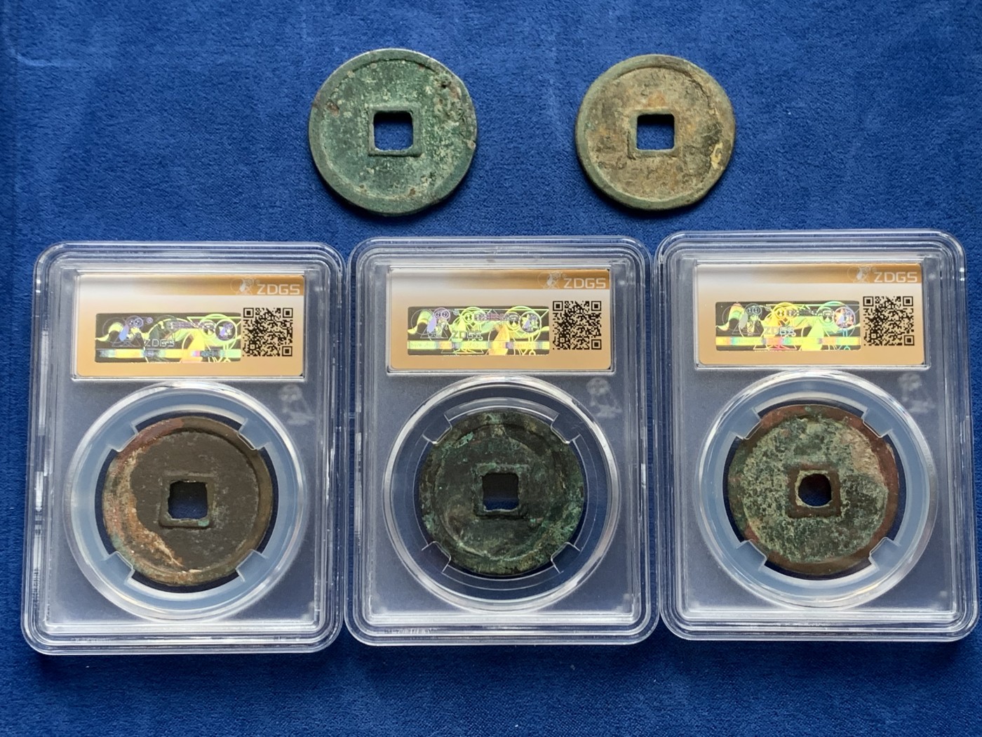 《竞宝斋》第261场-周日，周一，周二 3场连拍 (全场包邮) 5枚一组 崇宁重宝，3枚评级的是一坑，锈色字口不错，版别好，黑漆古。裸币为长字美制和短宝，原状态好品，细节见图。