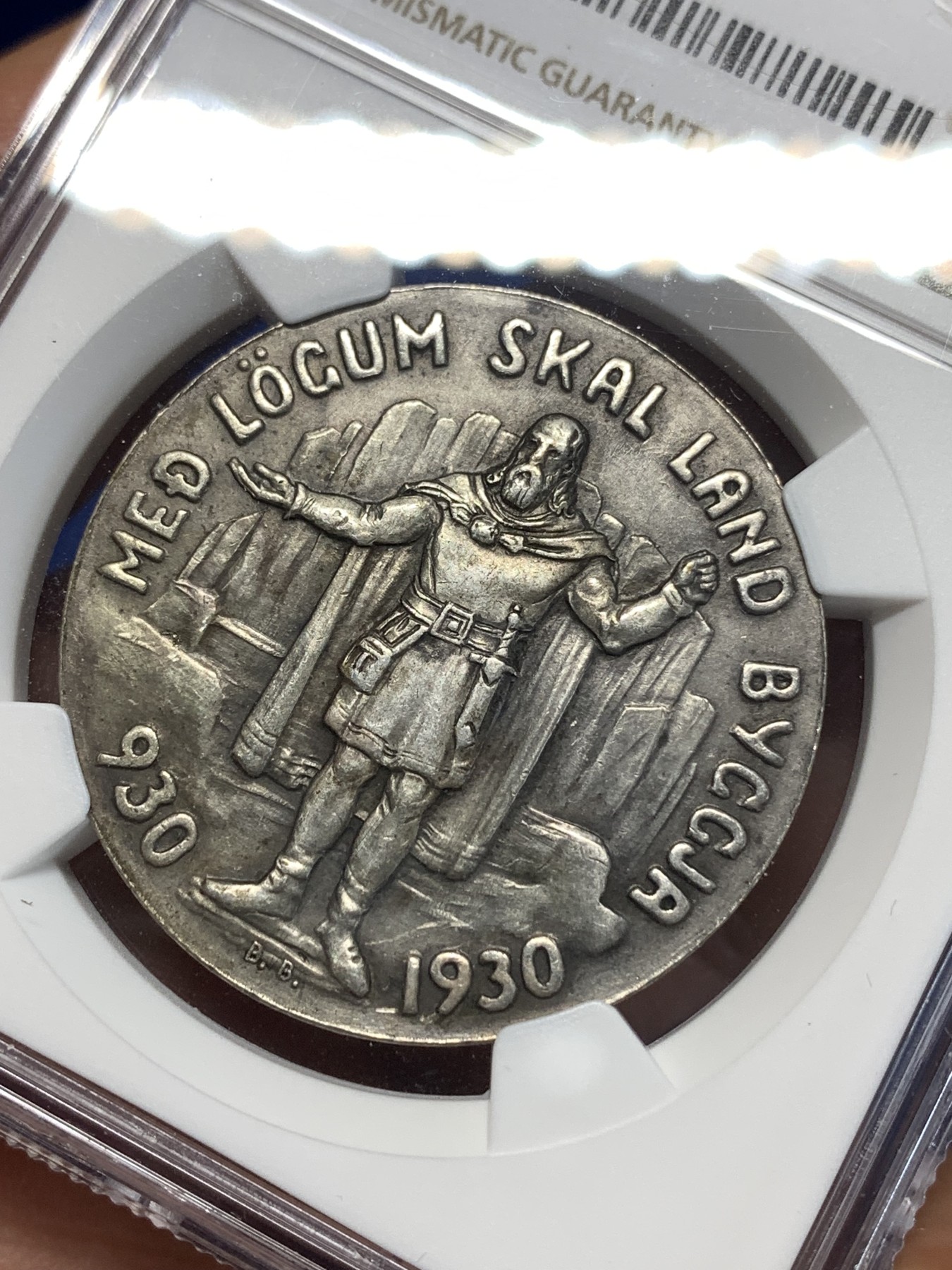 《竞宝斋》第261场-周日，周一，周二 3场连拍 (全场包邮) NGC MS62 冰岛1930年5克朗银币，正面为冰议会阿尔庭千年历史立法者乌尔弗洛，背面图案是龙“德雷基”和老鹰“甘穆尔”交织在一起，面值在币的侧面，这枚硬币也被列入克劳斯世界珍惜币目录