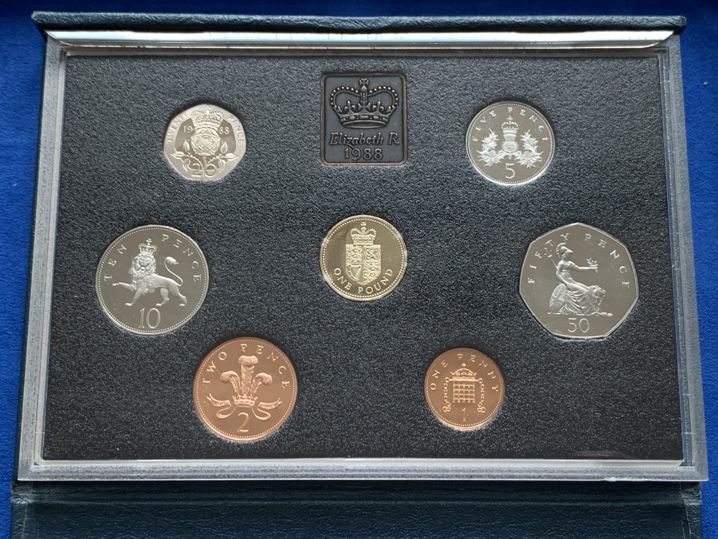 《竞宝斋》第261场-周日，周一，周二 3场连拍 (全场包邮) 英国1988年7枚装精制套币 proof set 盾徽一英镑