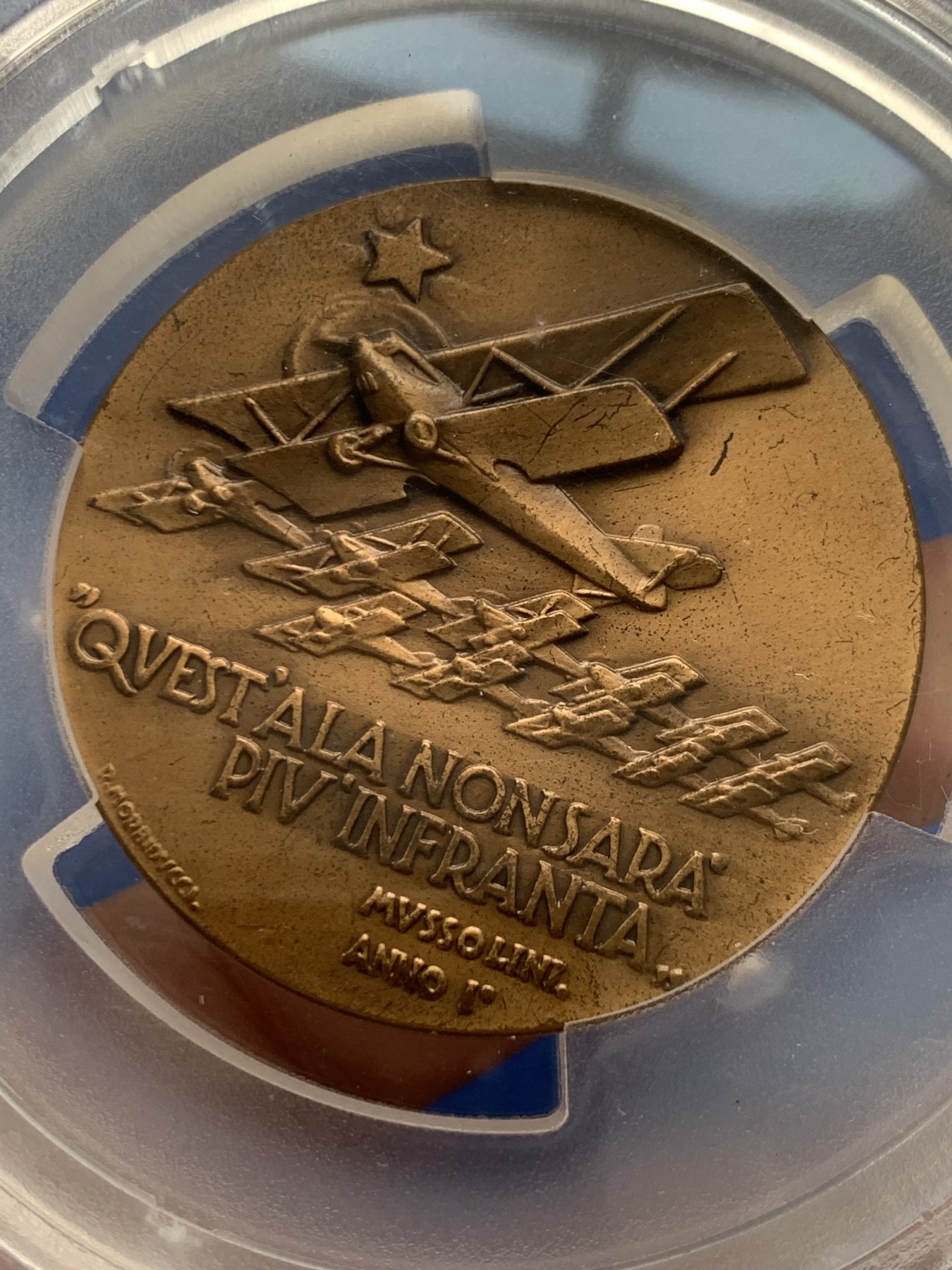 《竞宝斋》第261场-周日，周一，周二 3场连拍 (全场包邮) 唯一冠军分 PCGS SP64 意大利1933年空军十周年纪念大铜章 背面战机编队 铭文：我们将再不会折翼！ 高浮雕稀少品种