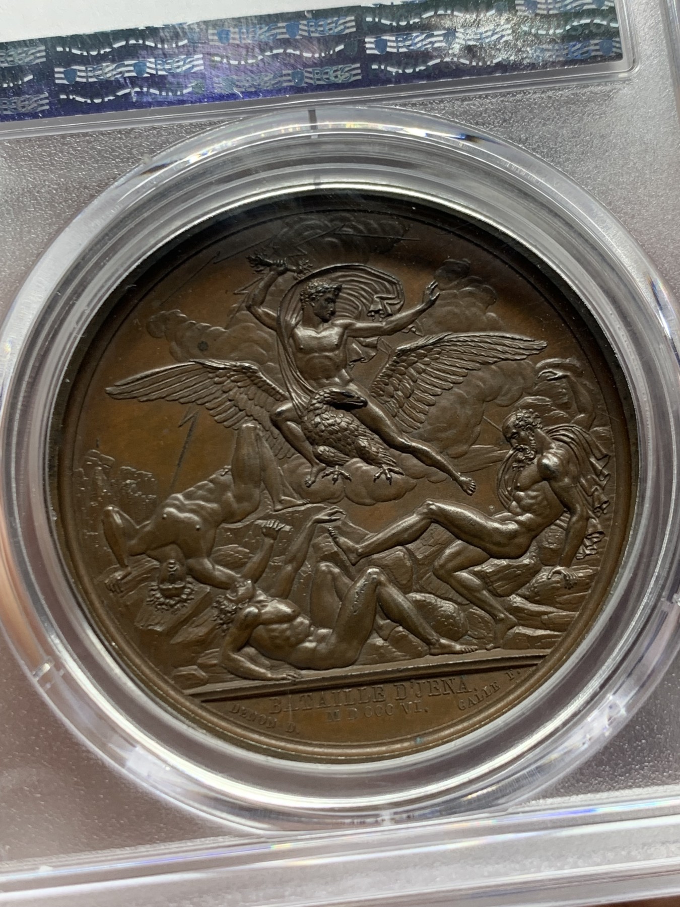 《竞宝斋》第261场-周日，周一，周二 3场连拍 (全场包邮) PCGS SP64 法国1806年拿破仑一世耶拿战役原铸铜章 拿破仑身披斗篷骑鹰凌空 手持闪电击倒地上三名巨人 场面英武壮阔 肌肉线条优美 该战役是拿破仑大破普军经典战役 也是拿章经典