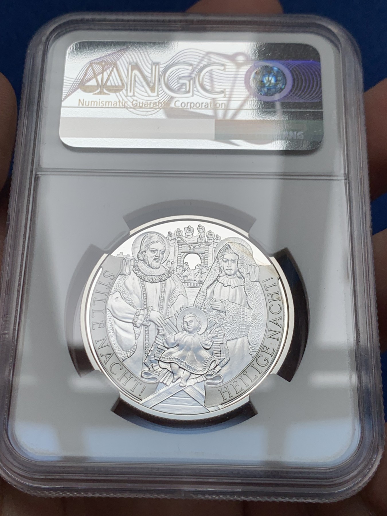 《竞宝斋》第261场-周日，周一，周二 3场连拍 (全场包邮) NGC PF70UC 蓝标首期奥地利2018年发行圣诞歌《平安夜》200周年20欧精制纪念币 礼盒装