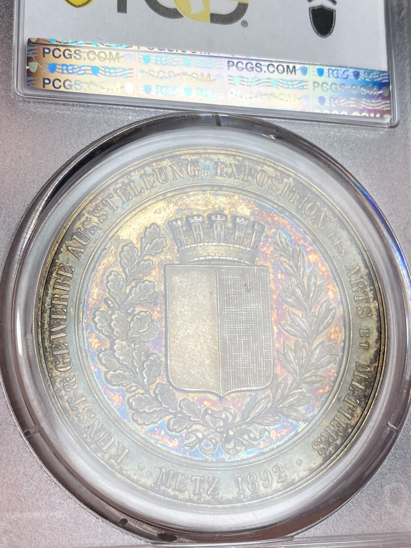万国钱币拍卖第024期（诸神之战） PCGS SP63 1892年SP63法国梅斯艺术与贸易博览会纪念大银章 PC唯一冠军分 41mm 24.2g 梅斯女神授予花环 极致的炫彩包浆 橡树叶与橄榄枝环绕精致盾徽