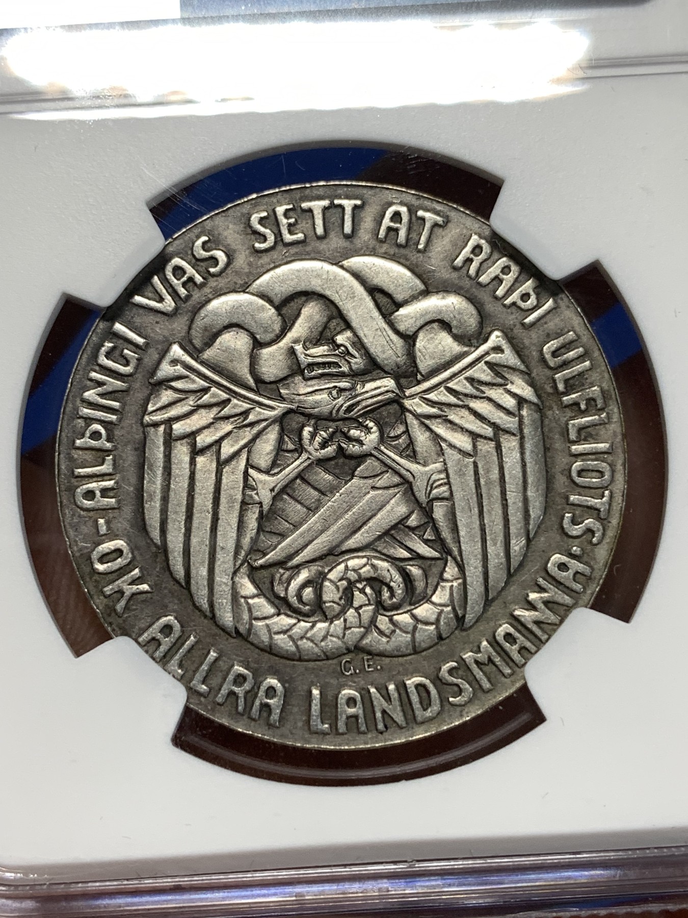 《竞宝斋》第261场-周日，周一，周二 3场连拍 (全场包邮) NGC MS62 冰岛1930年5克朗银币，正面为冰议会阿尔庭千年历史立法者乌尔弗洛，背面图案是龙“德雷基”和老鹰“甘穆尔”交织在一起，面值在币的侧面，这枚硬币也被列入克劳斯世界珍惜币目录