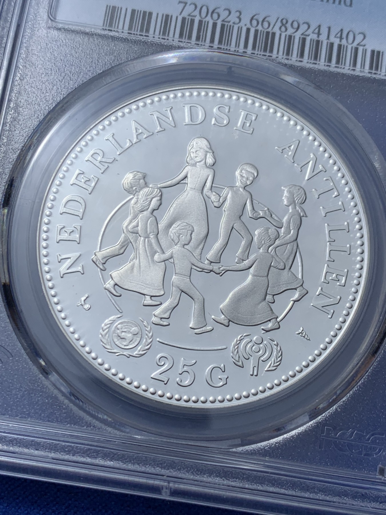 《竞宝斋》第261场-周日，周一，周二 3场连拍 (全场包邮) PCGS金盾 PR66DCAM 荷属安德烈斯1979年儿童年纪念25盾精制大银币，925银，重量27.22g