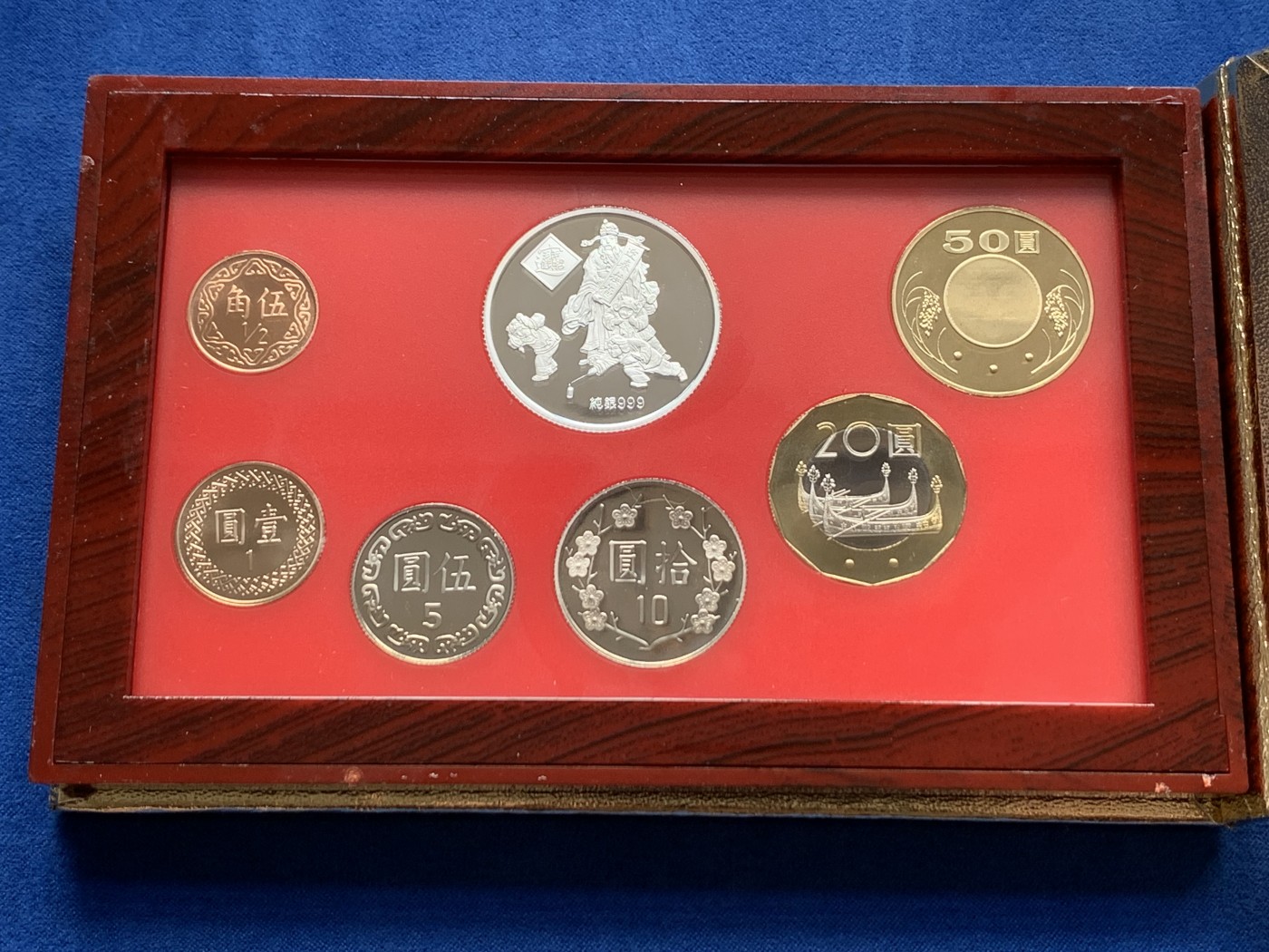 《竞宝斋》第261场-周日，周一，周二 3场连拍 (全场包邮) 台湾省民国九十三年第一轮猴年精致套币 含二分之一盎司大银章 少见生肖