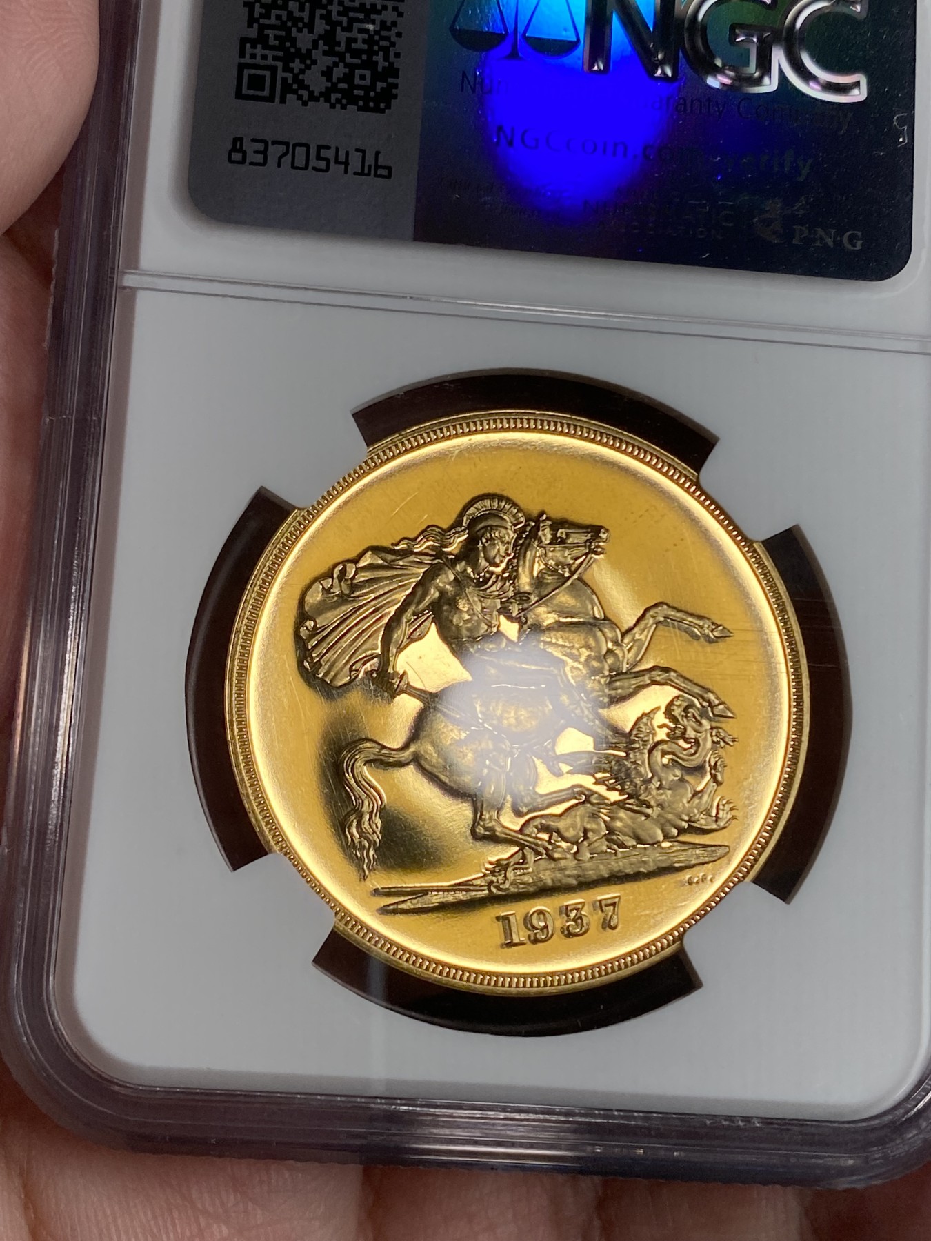 万国钱币拍卖第024期（诸神之战） NGC PF63+CAM 1937年英国乔治六世5磅马剑大金币 发行量5500枚的精制5镑品种，40g大金的手感令人无法抗拒，加上高浮雕深度镜面堪称视觉与触觉的双重享受，在黄金价格的影响下5镑大金的价格也以肉眼可见的价格上涨，不管您是英国币爱好者还是黄金爱好者，此枚高质量乔六5镑都不失为一个好选择。