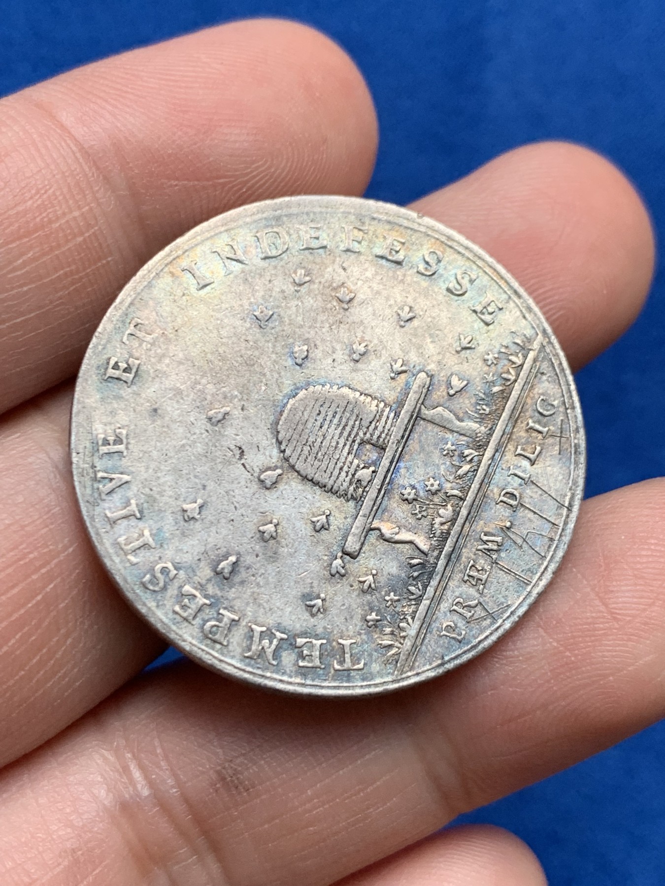 《竞宝斋》第261场-周日，周一，周二 3场连拍 (全场包邮) 瑞士伯尔尼学院银质纪念章 直径约34mm 重约 13.5克 细节见图