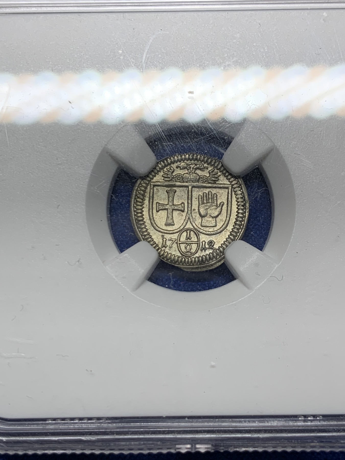 《竞宝斋》第261场-周日，周一，周二 3场连拍 (全场包邮) NGC MS63 德国哈尔1712年十字手掌 半克鲁泽（1/2克鲁泽） 单面小银币