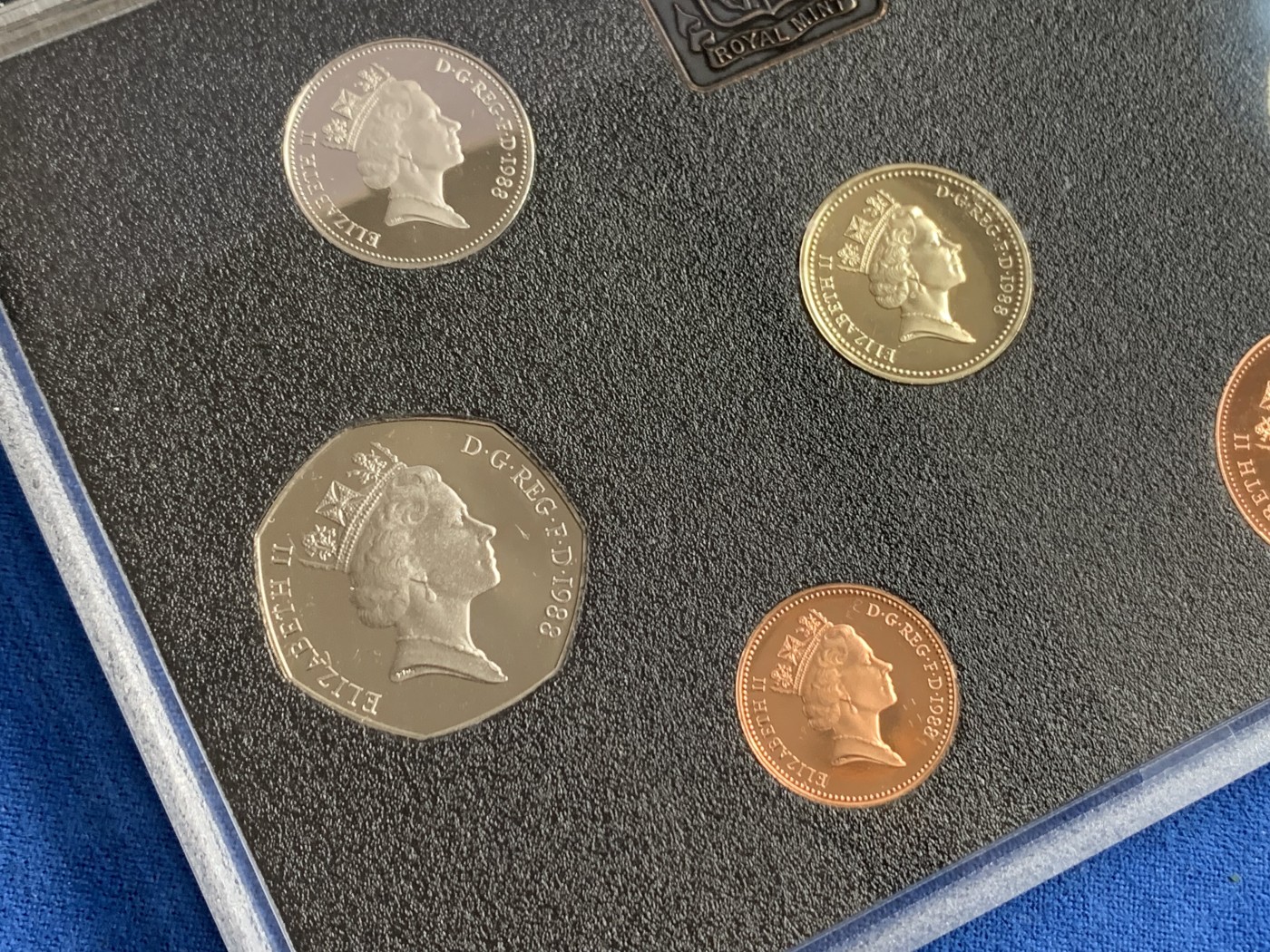 《竞宝斋》第261场-周日，周一，周二 3场连拍 (全场包邮) 英国1988年7枚装精制套币 proof set 盾徽一英镑