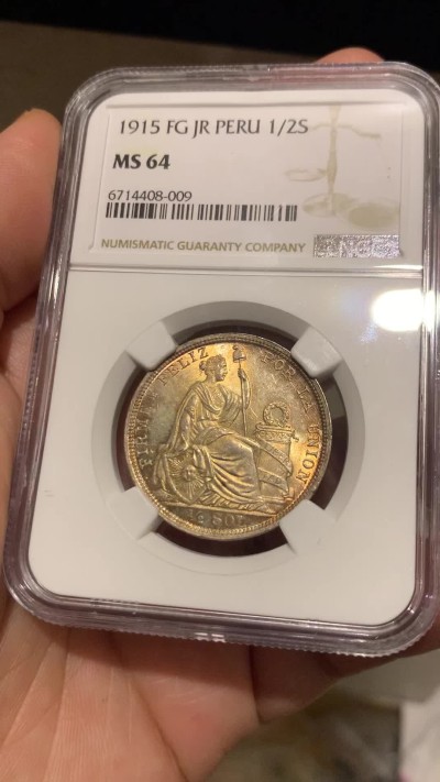 《竞宝斋》第261场-周日，周一，周二 3场连拍 (全场包邮) NGC MS64 秘鲁 1915年 1/2比索 银币 高银版 状态极好 刷双面金色包浆 高分不易