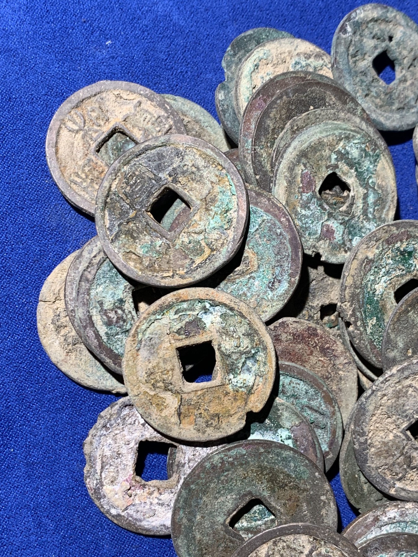 《竞宝斋》第261场-周日，周一，周二 3场连拍 (全场包邮) 南北宋折钱95枚，包含许多宣和，到代绍兴，字口锈色俱佳，也有宣和大折三。漏裂极少，江西坑口，大部分直边未流通状态。