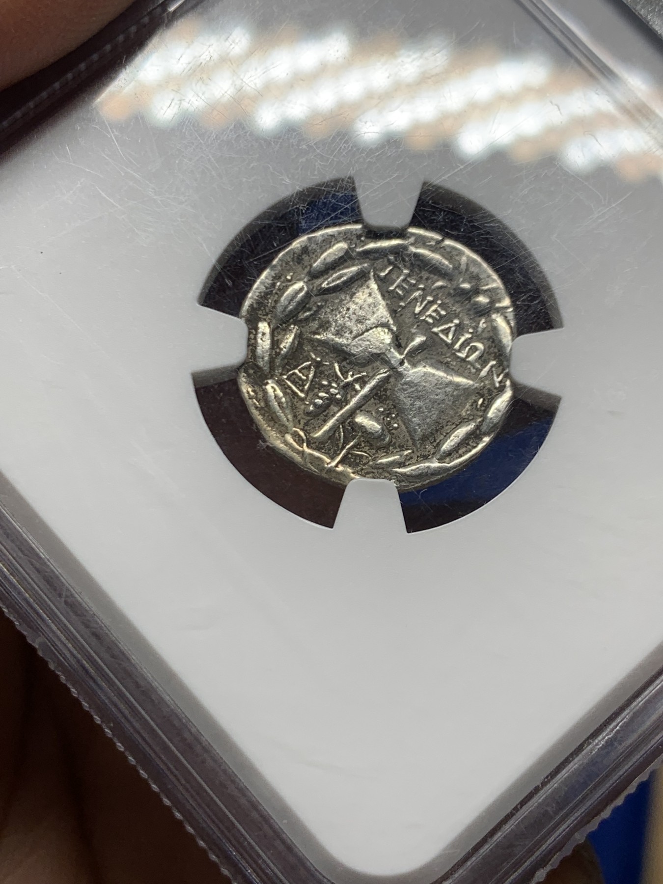 《竞宝斋》第261场-周日，周一，周二 3场连拍 (全场包邮) NGC CH VF 古希腊双面神银币，非常少见品特罗亚群岛。特尼杜斯。约2-1世纪 BC.AR 德拉克姆。果馅饼。（赫拉和宙斯)双斧;△字母组合和左边是葡萄串，右边是ys花，都在月桂树内花圈。