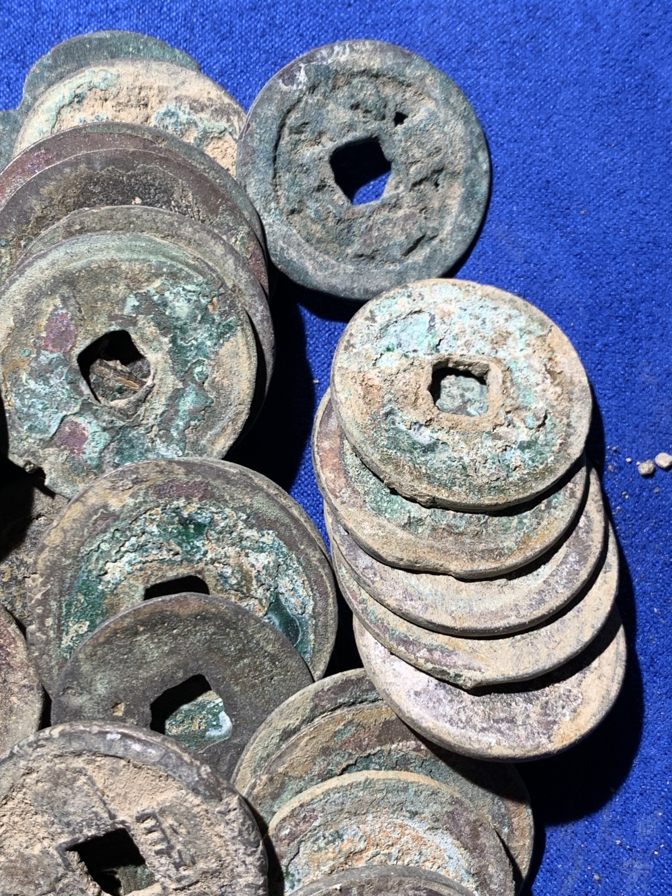 《竞宝斋》第261场-周日，周一，周二 3场连拍 (全场包邮) 南北宋折钱95枚，包含许多宣和，到代绍兴，字口锈色俱佳，也有宣和大折三。漏裂极少，江西坑口，大部分直边未流通状态。