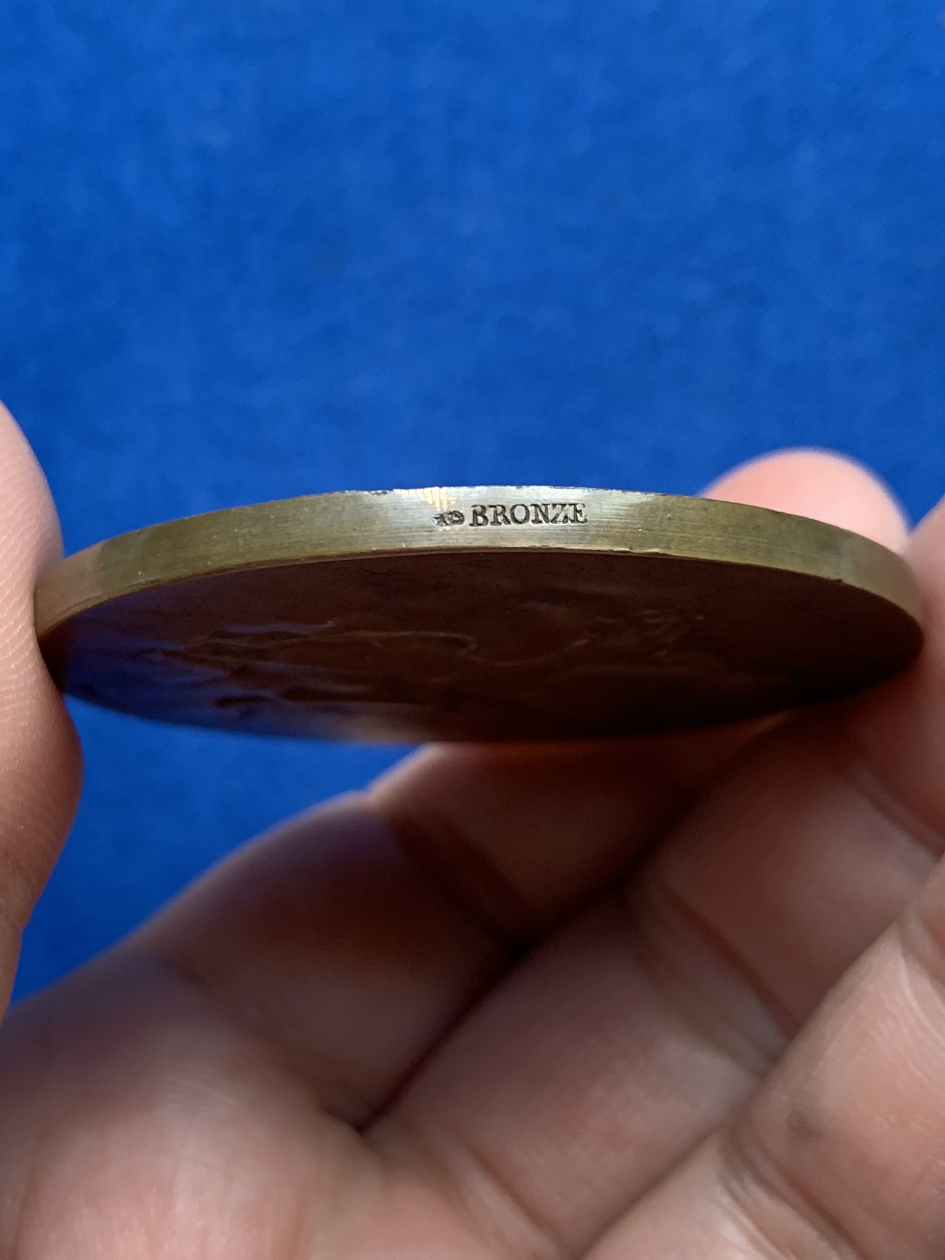 《竞宝斋》第261场-周日，周一，周二 3场连拍 (全场包邮) 法国章牌艺术大师丹尼尔·杜普伊Daniel Dupuis作品 巴黎造币厂1900年参展国际博览会设计雕刻的纪念章 直径50mm 重59.2克 丰饶角铜标 正面：主题为“历史记录（l'Histoire）”的场景 优雅女神手捧书卷 裙子随风轻盈摇曳 背面图案是压铸机 巴黎造币厂