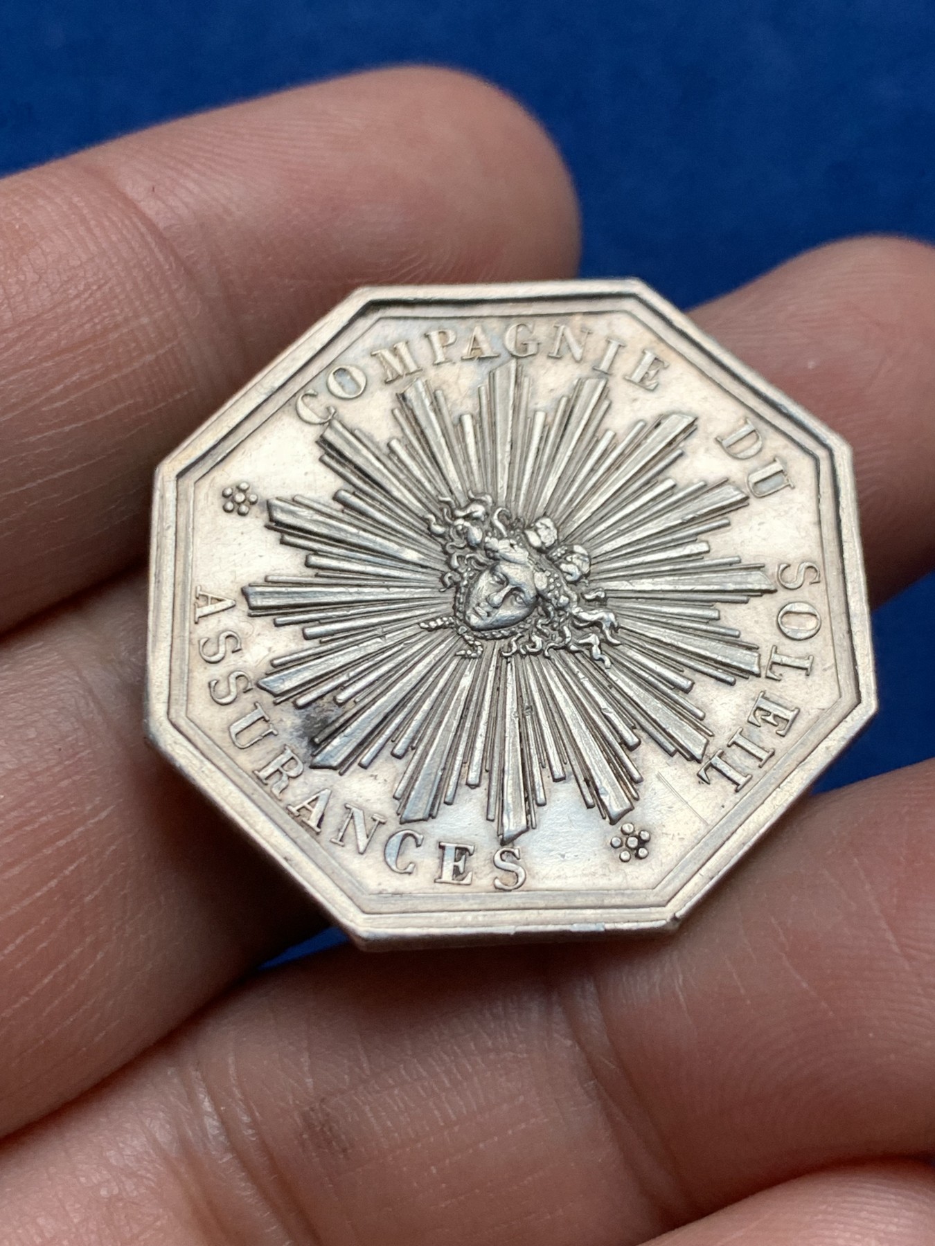 《竞宝斋》第261场-周日，周一，周二 3场连拍 (全场包邮) 法国1832至1841年 菲利普美杜莎美女蛇银质八角代币 重10.13克 对角直径33.1mm 神灯边铭  细节好 少见品种