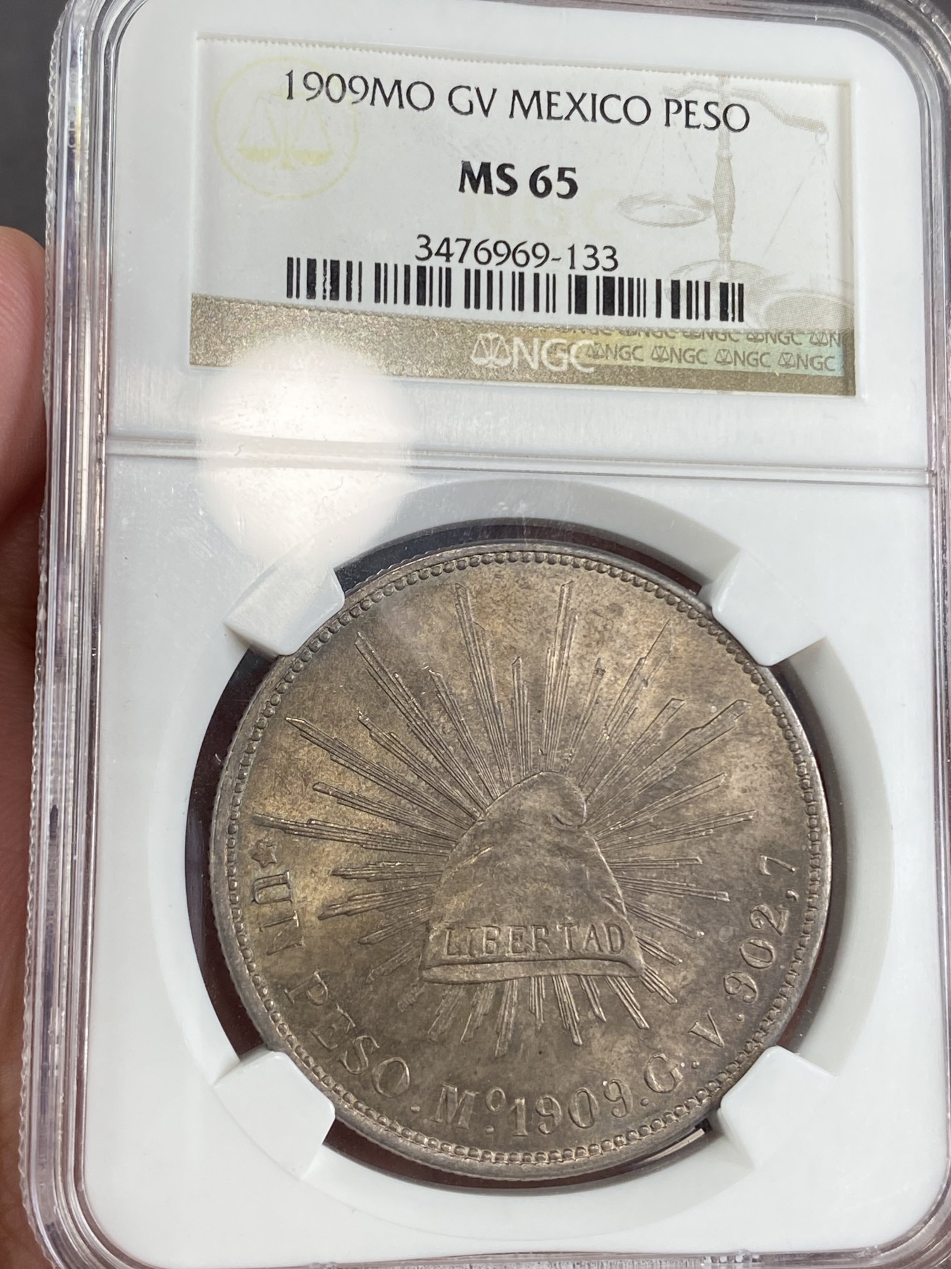 万国钱币拍卖第024期（诸神之战） NGC MS65 1909年墨西哥MO厂直边鹰洋1比索 超级原光原味状态，BU状态，NGC老盒，更高分仅5枚。