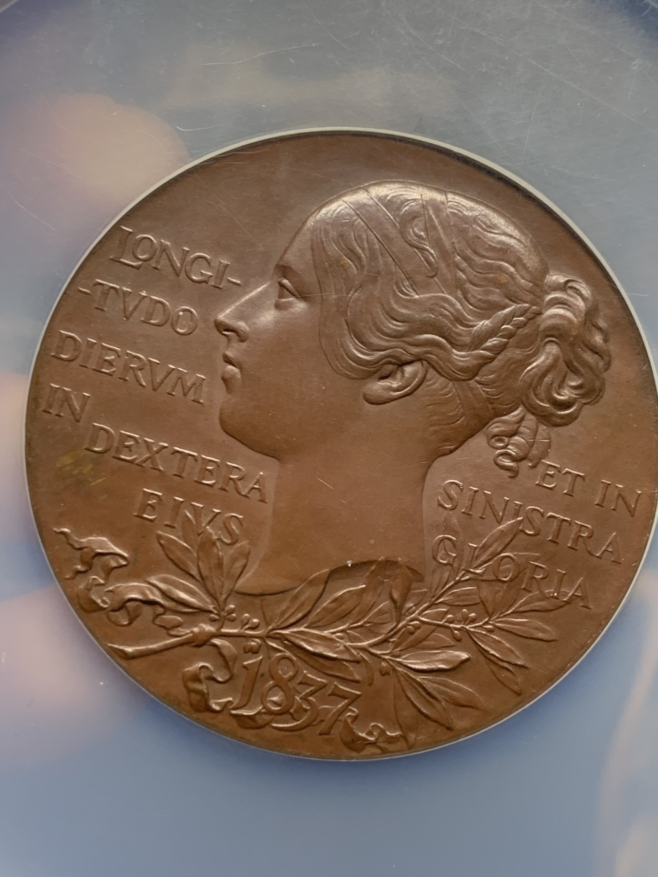 《竞宝斋》第261场-周日，周一，周二 3场连拍 (全场包邮) NGC MS63BN 英国 维多利亚登基60周年官方纪念章 55MM 小维的风华青春和披纱的中年母仪 高分状态好 大章大盒压手 大英最辉煌的60年 尽在维多利亚