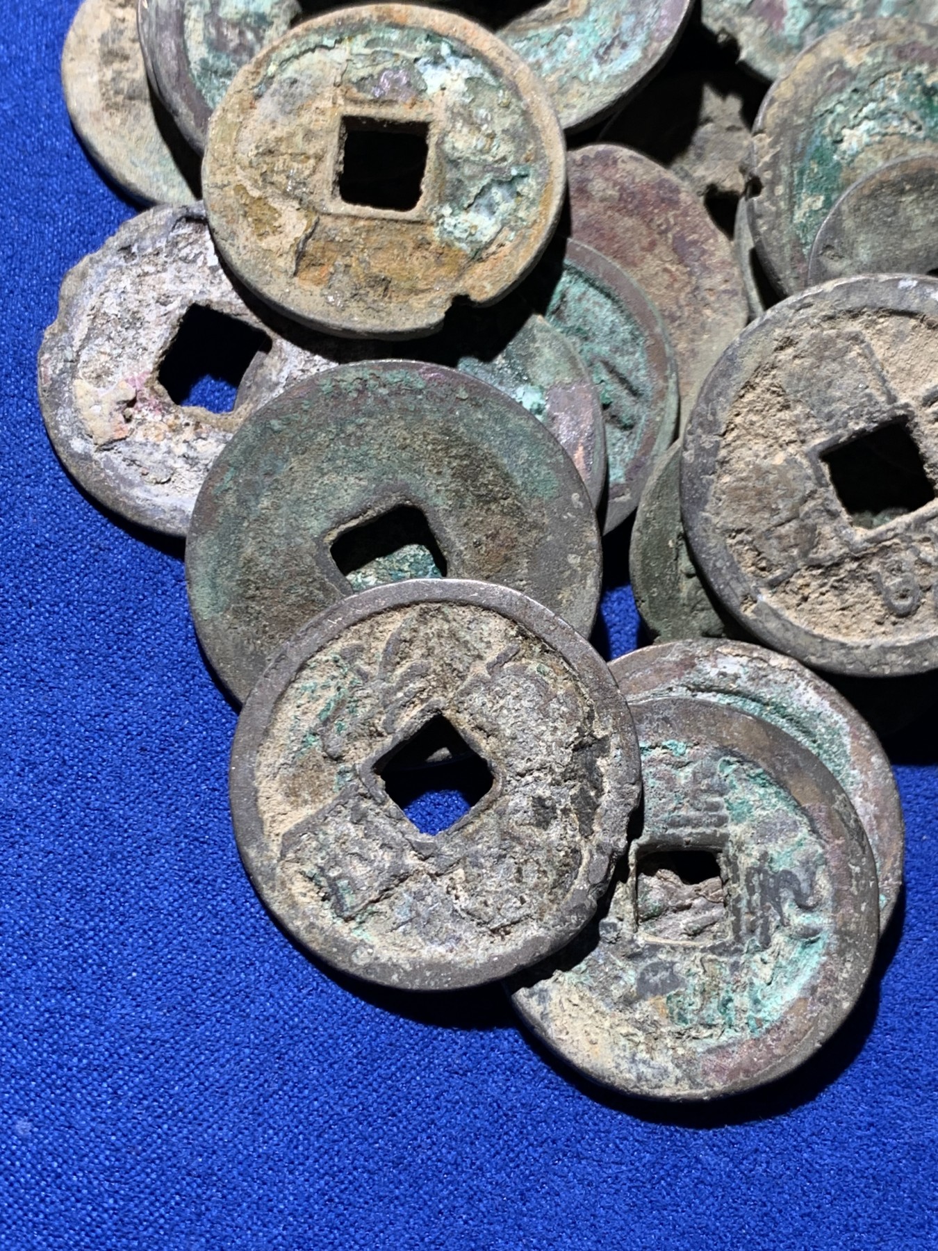 《竞宝斋》第261场-周日，周一，周二 3场连拍 (全场包邮) 南北宋折钱95枚，包含许多宣和，到代绍兴，字口锈色俱佳，也有宣和大折三。漏裂极少，江西坑口，大部分直边未流通状态。